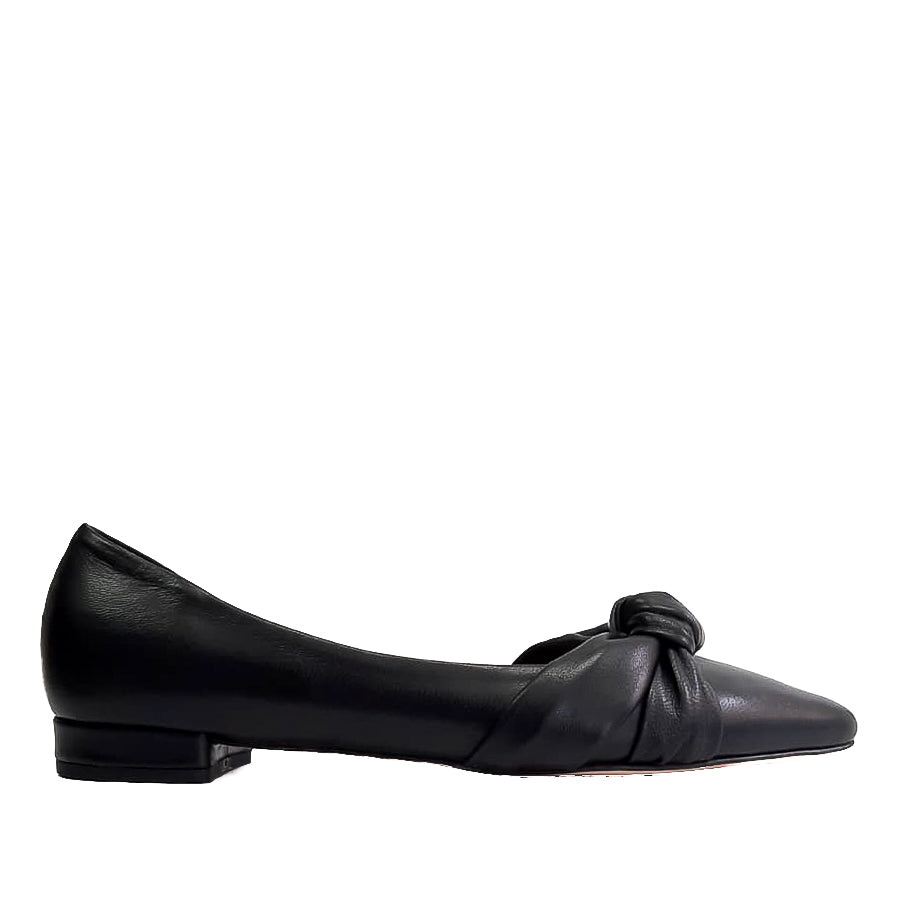 Ballerine in pelle made in Italy vista laterale su sfondo neutro