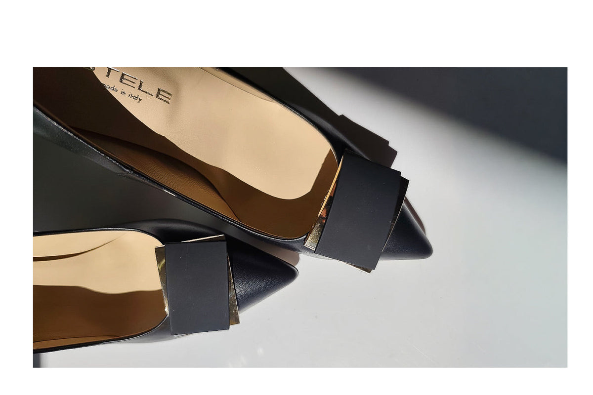 Accessorio-spilla-oro-con-strass-colorati-per-calzature-sneakers