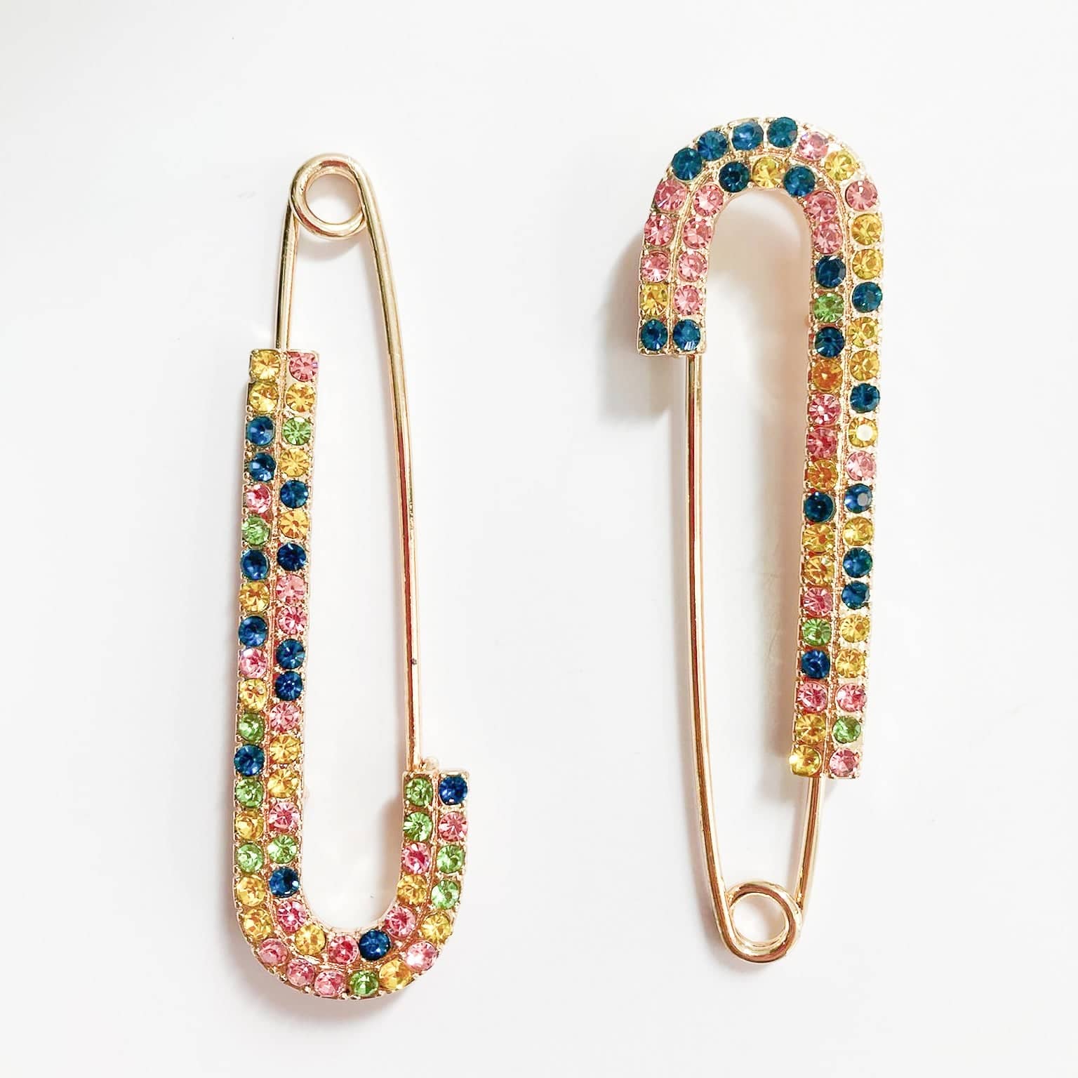 Accessorio-spilla-oro-con-strass-colorati-per-calzature-sneakers