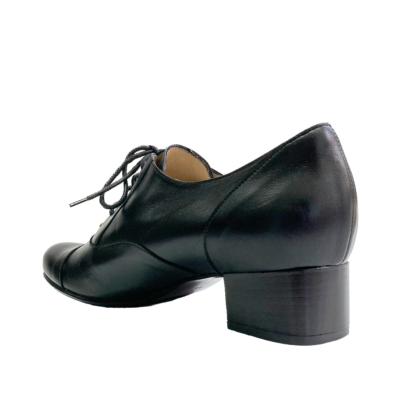 CARMELA-francesina-con-tacco-vista-tallone-singola-nappa-nera