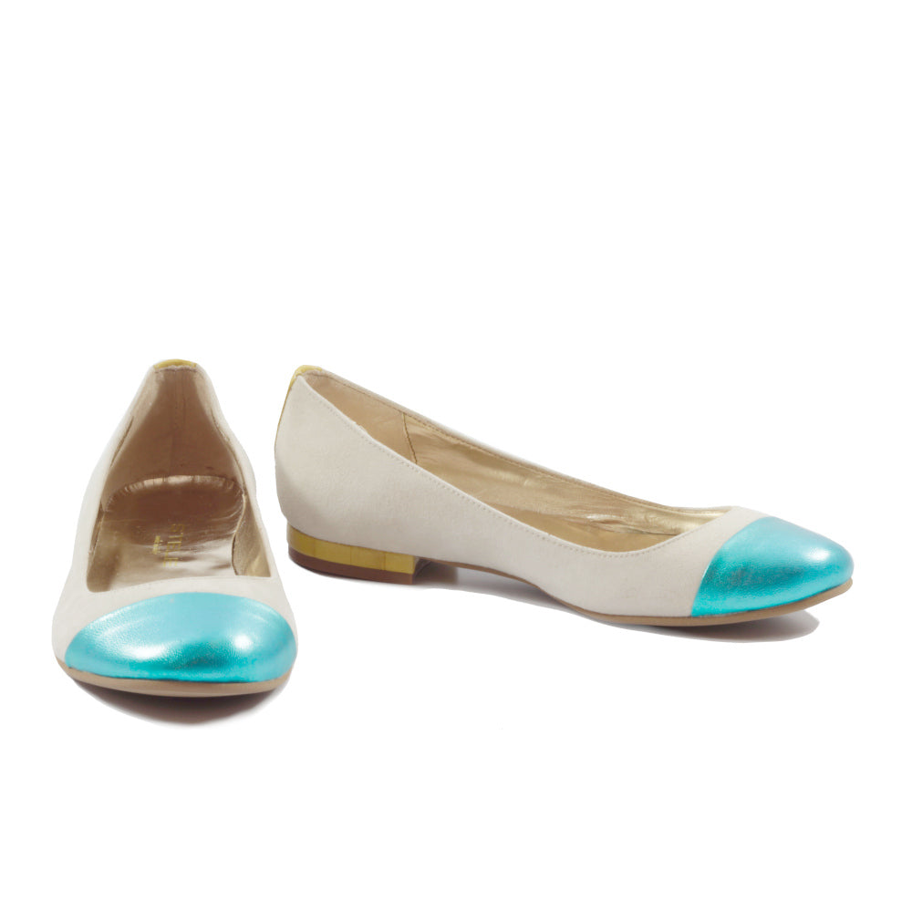 Adelaide-ballerina-vista-laterale-e punta-davanti-paio-camoscio-beige-cocco-giallo-laminato-turchese