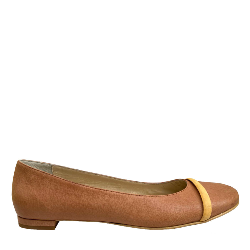 BABETTE-ballerina-vista-laterale-singola-vitello-cuoio-nero-karung-ocre