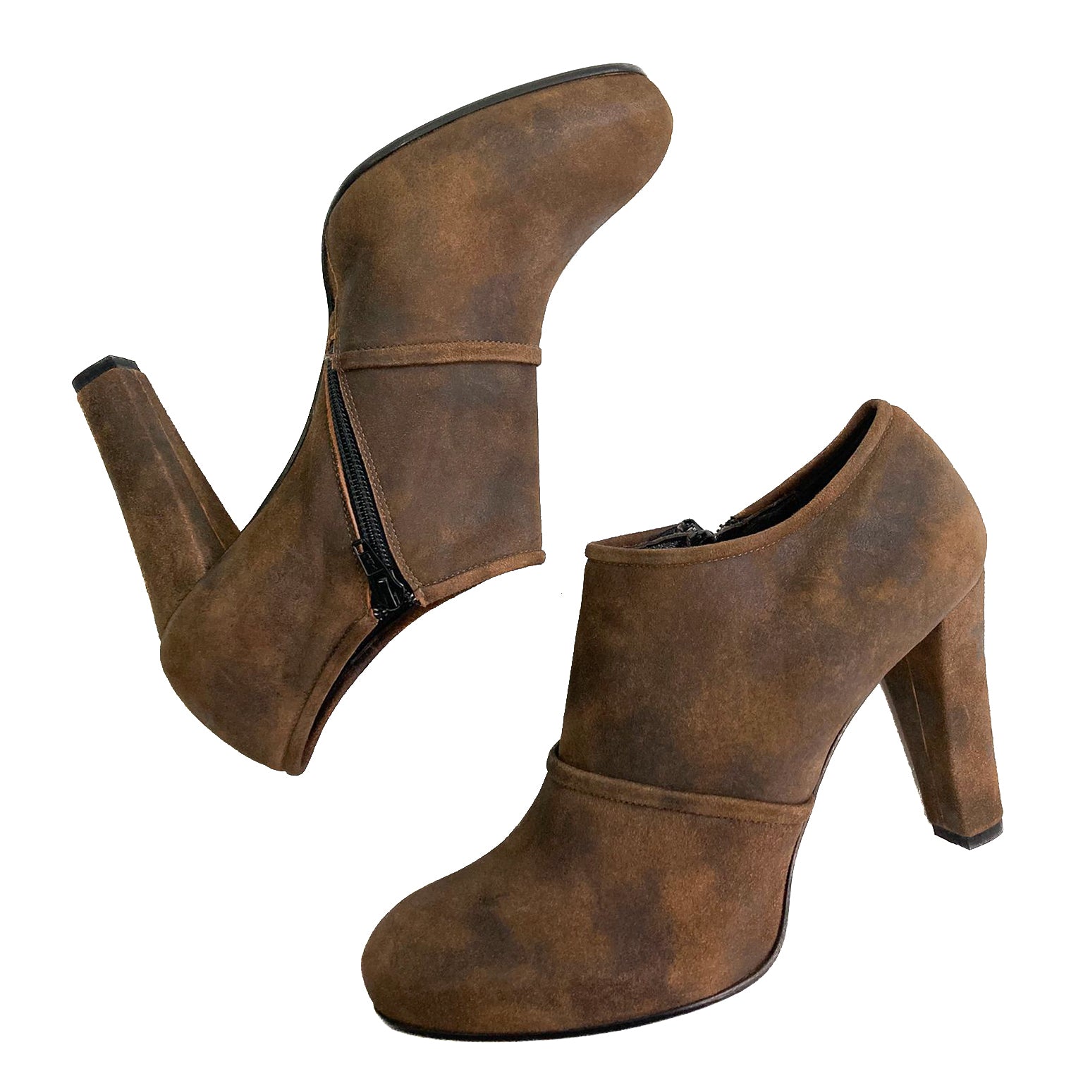 CARMENCITA-giroforma-stivaletto-vista-laterale-sopra-paio-camoscio-ingrassato-marrone