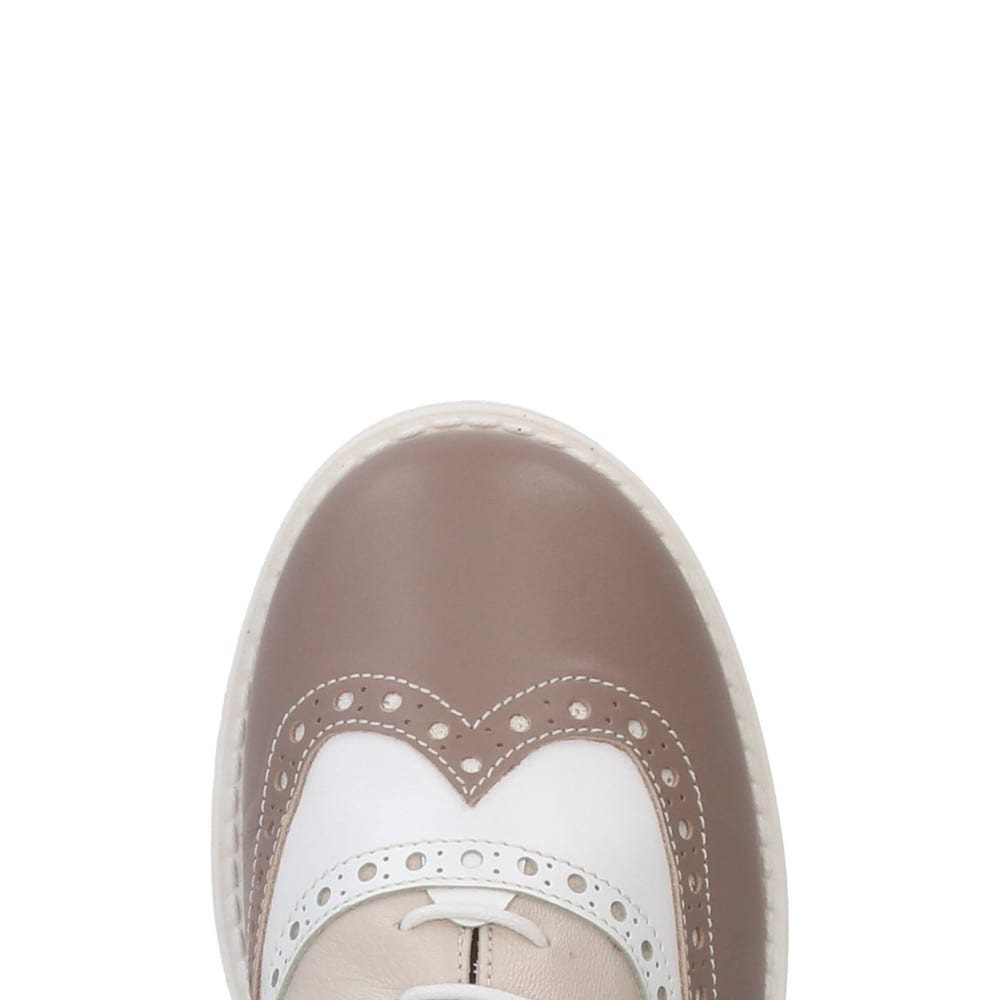 LAUREAT-francesina-vista-punta-dettaglio-nappa-ghiaccio-beige-tortora