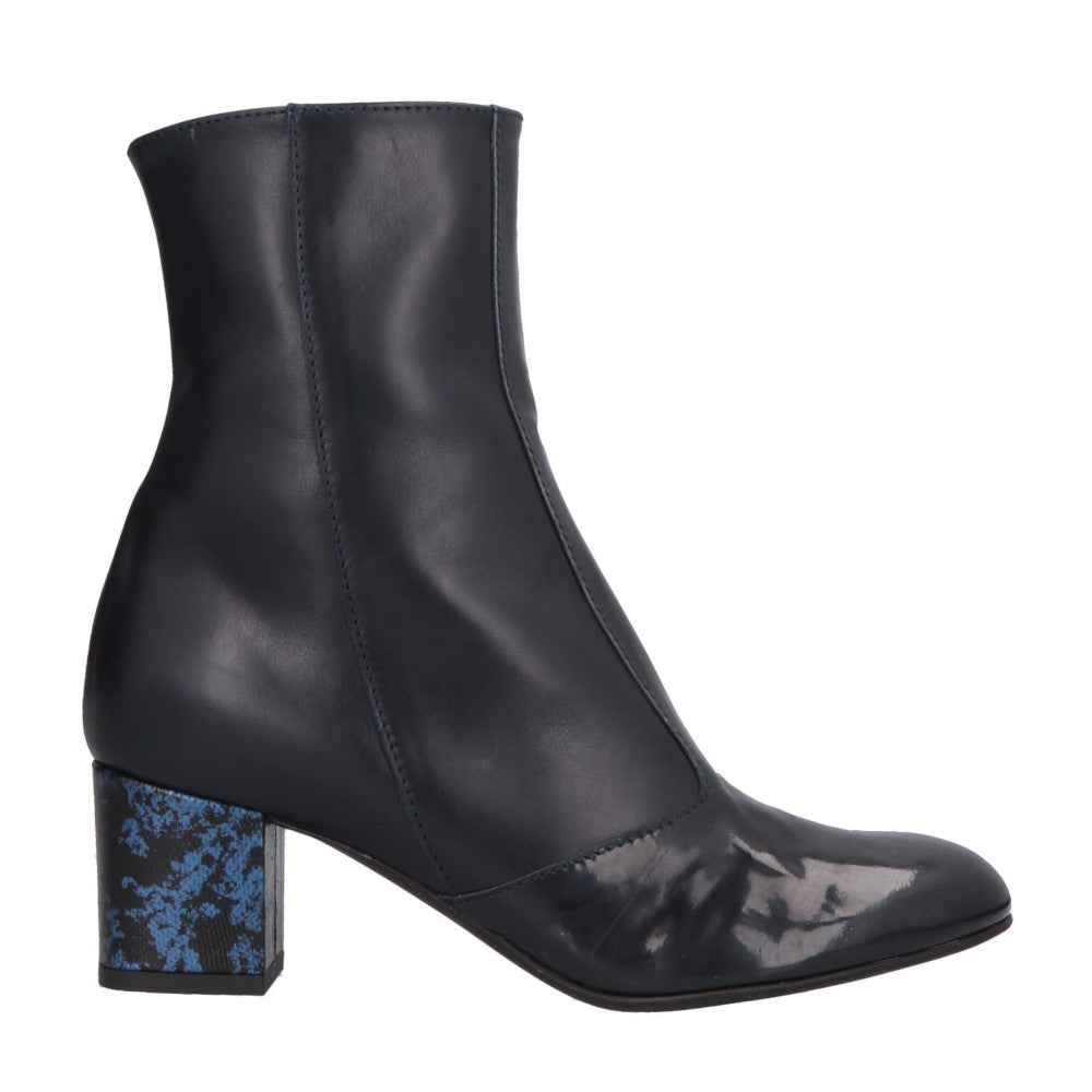 CONSUELO-tronchetto-stivaletto-vista-laterale-singola-vernice-vitello-sfumato-blu