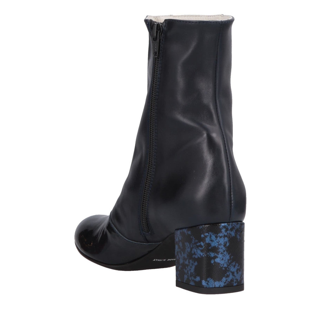 CONSUELO-tronchetto-stivaletto-vista-tallone-singola-vernice-vitello-sfumato-blu