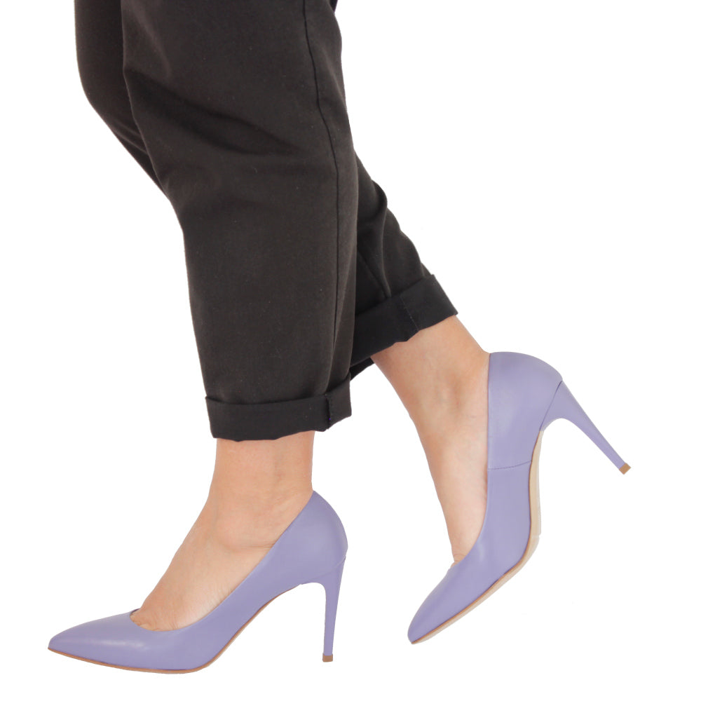 LETY-decollete-vista-indossato-laterale-nappa-lilla-tacco-9