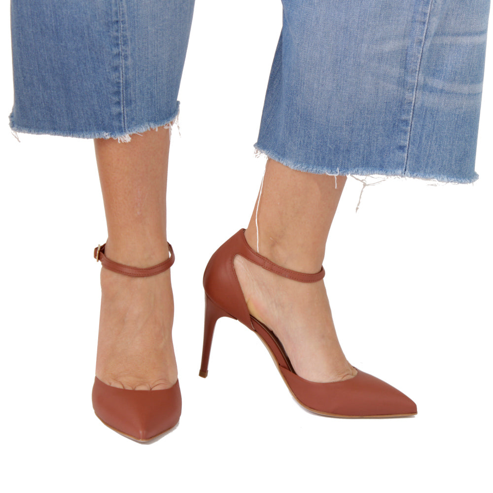 CLARE-punta-tallone-vista-indossato-punta-lato-nappa-cuoio