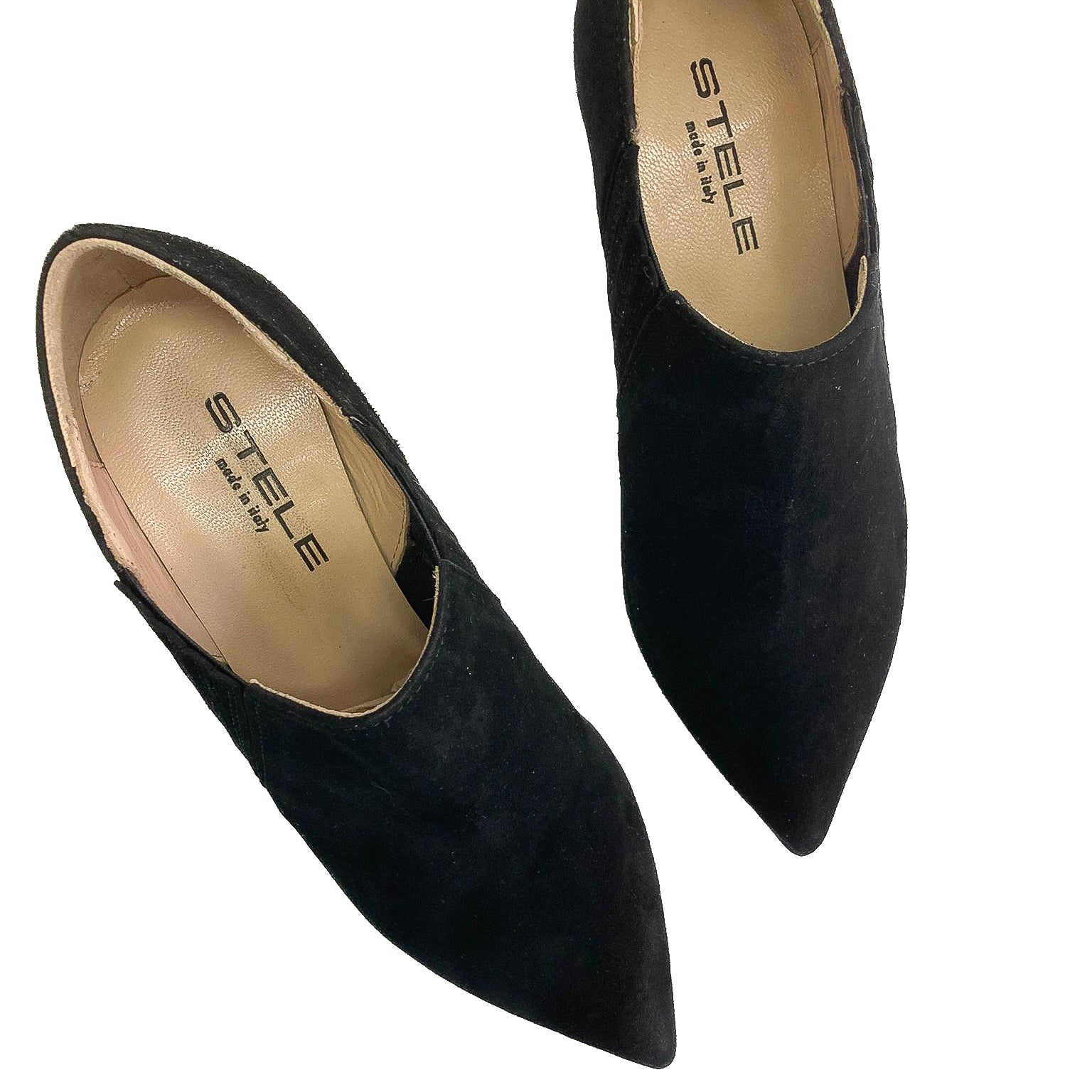 CLEMENTINA-stivaletto-giroforma-vista-punta-sopra-paio-camoscio-nero