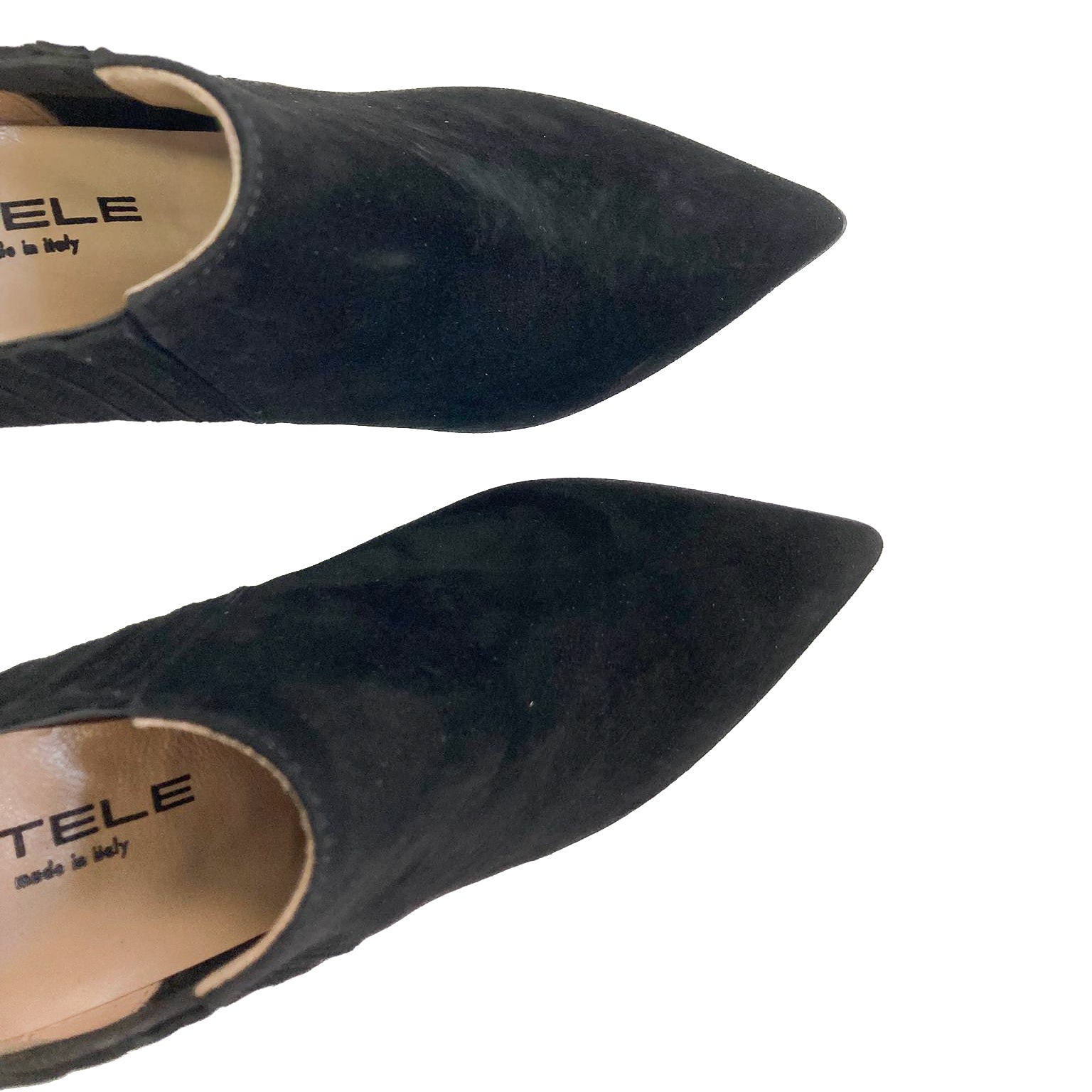 CLARINDA-stivaletto-giroforma-vista-punta-sopra-paio-camoscio-nero