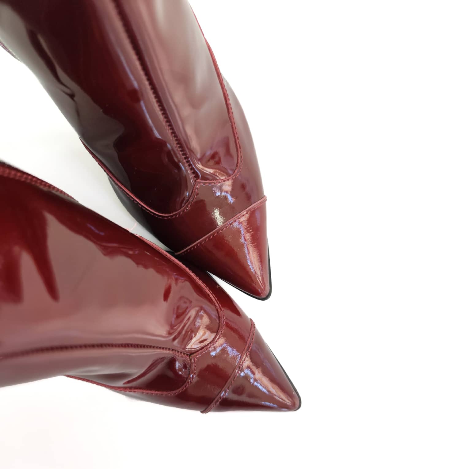 DALILA-stivaletto-tronchetto-vista-punta-sopra-vicino-paio-vernice-bordeaux