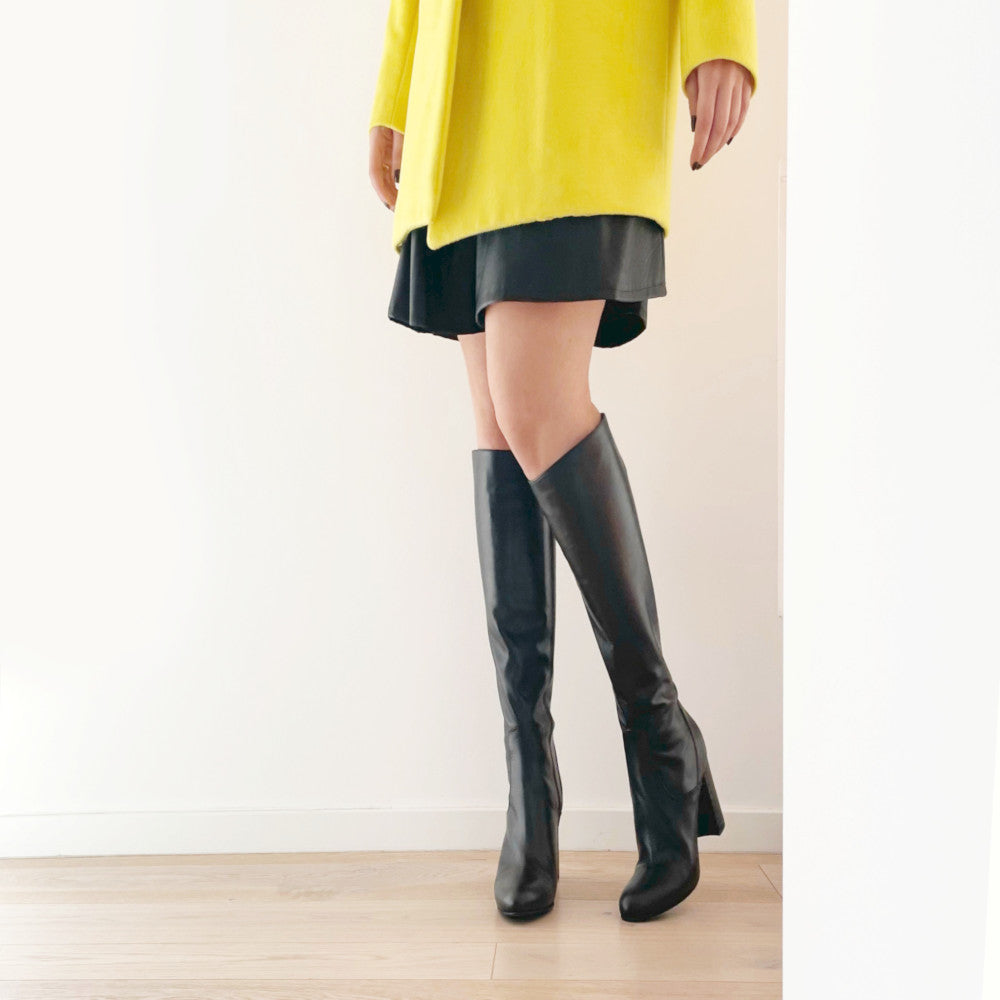 JAVIERA-stivale-vista-indossato-appoggiata-al-muro-vitello-nero