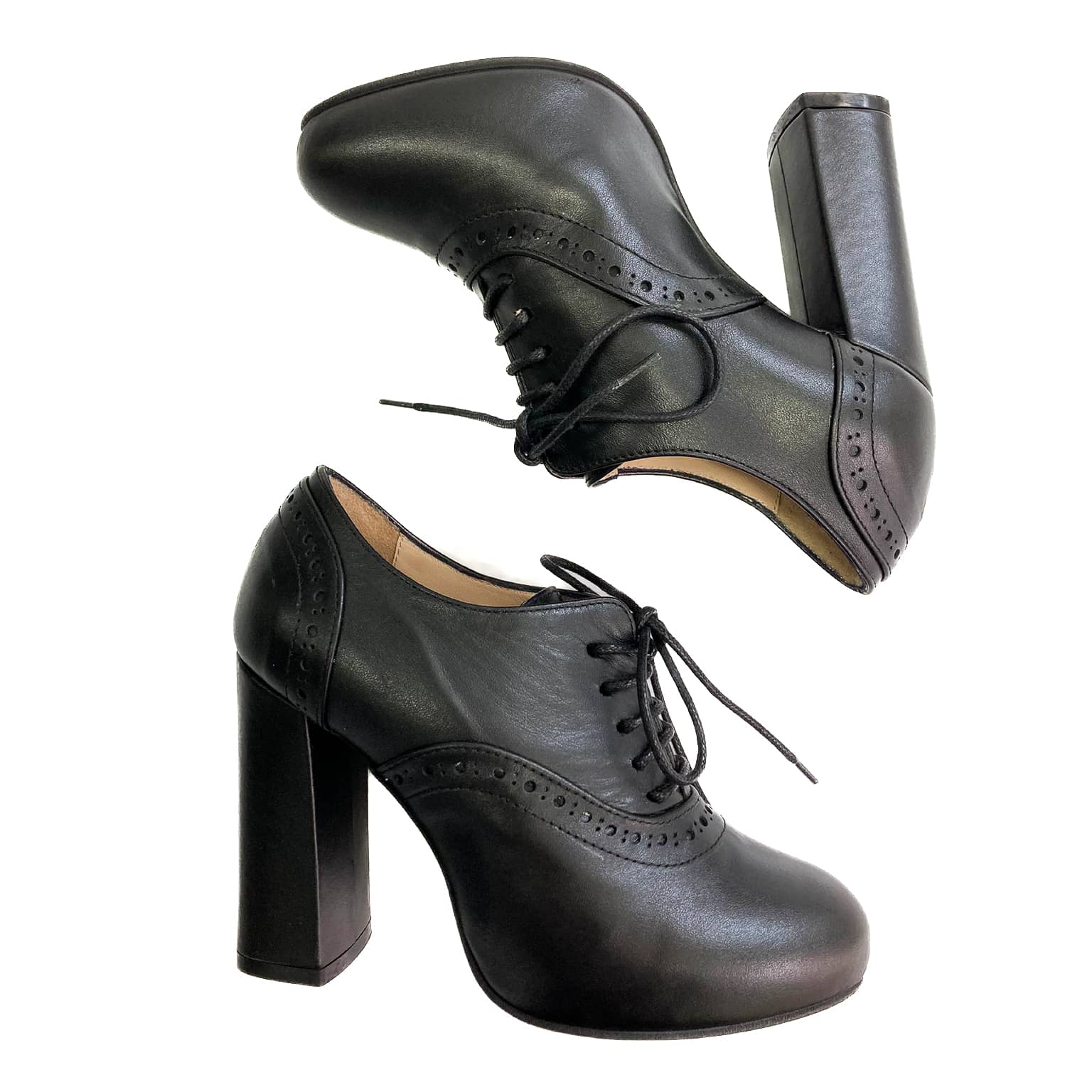 JOSEFINA-francesina-col-tacco-vista-laterale-sopra-paio-nappa-nera