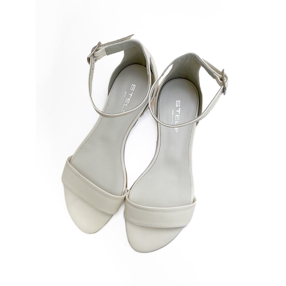 RIA-sandalo-basso-vista-punta-sopra-paio-nappa-latte