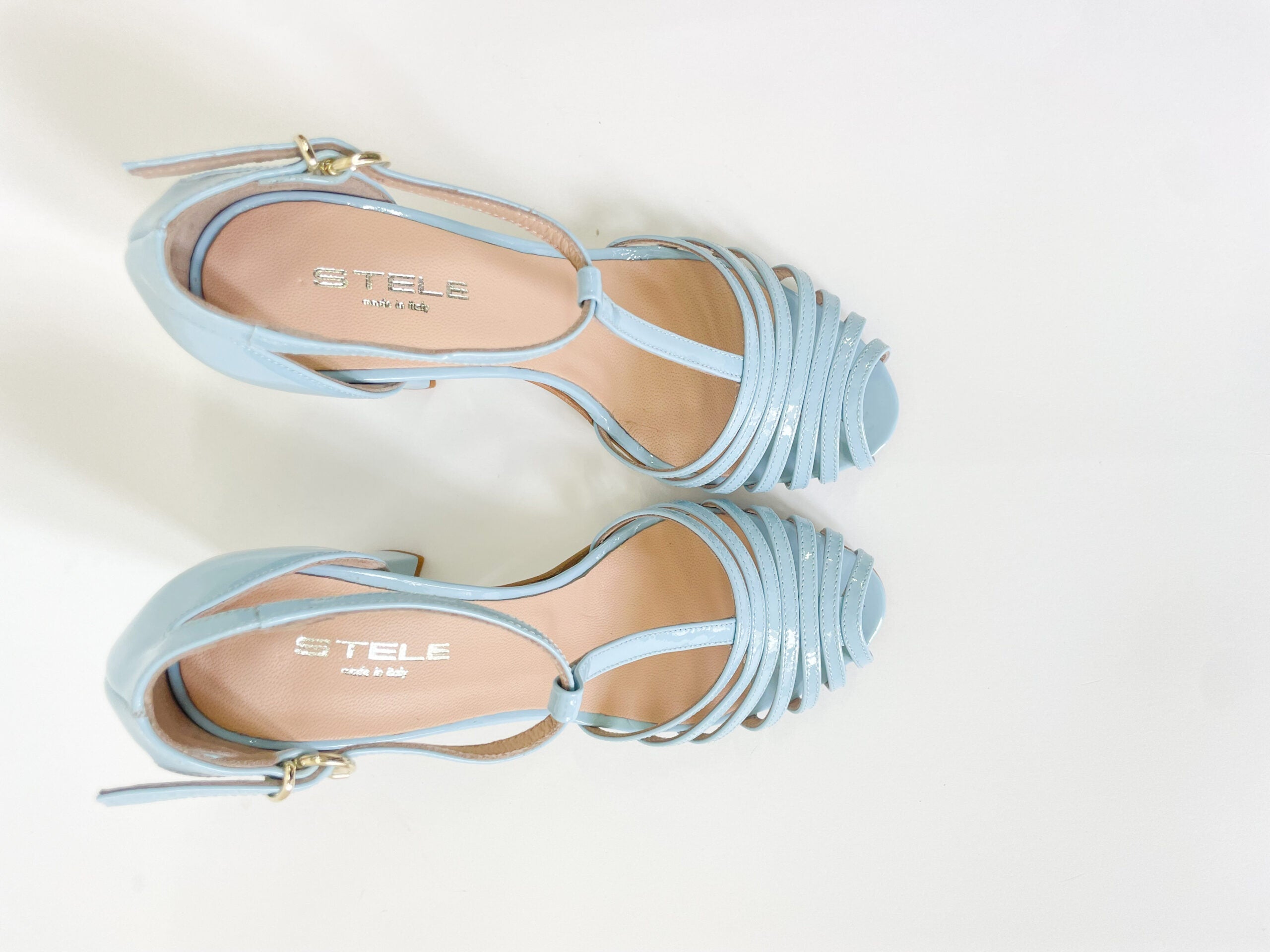 NAHIA-sandalo-vista-punta-sopra-paio-vernice-celeste-made-in-italy