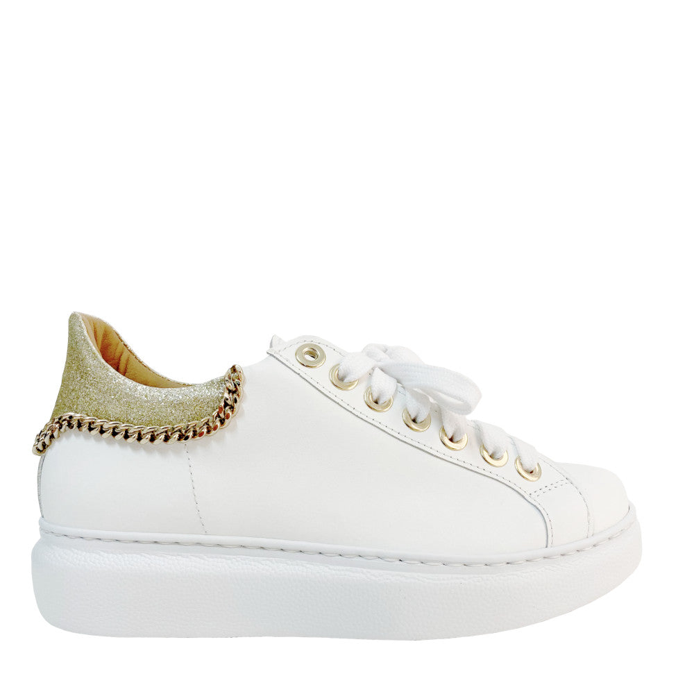 MIRANDA-sneakers-vista-laterale-vitello-bianco-glitter-oro-catena-oro