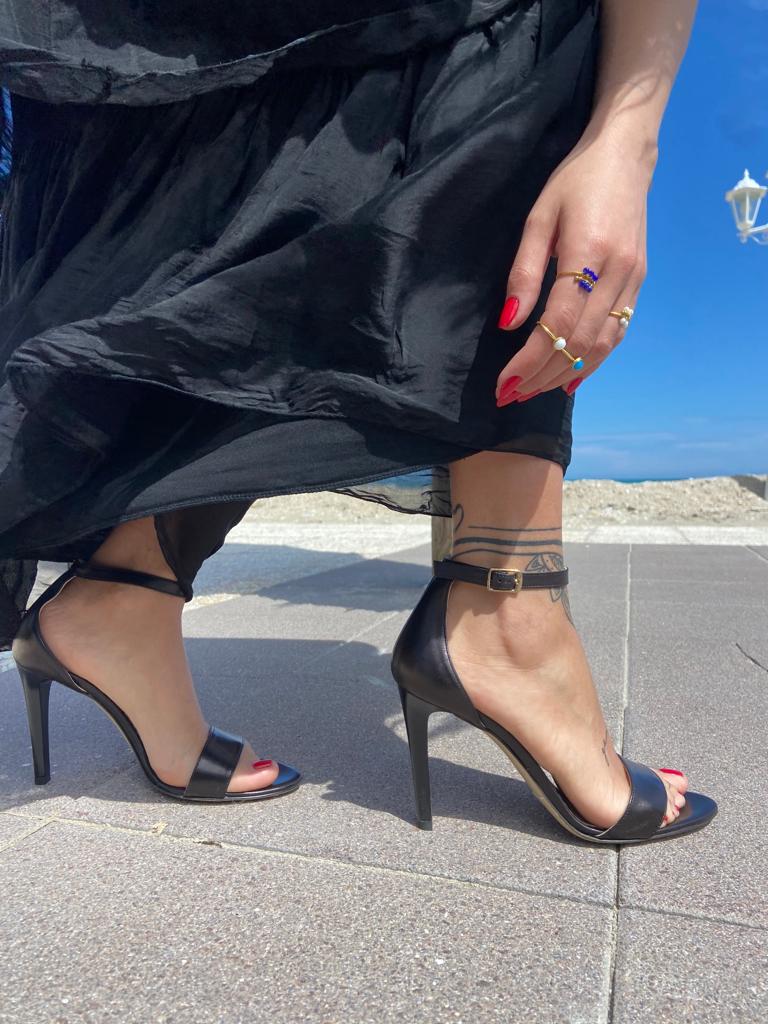 CHARLOTTE-sandalo-vista-indossato-laterale-nappa-nera-tacco-9,5