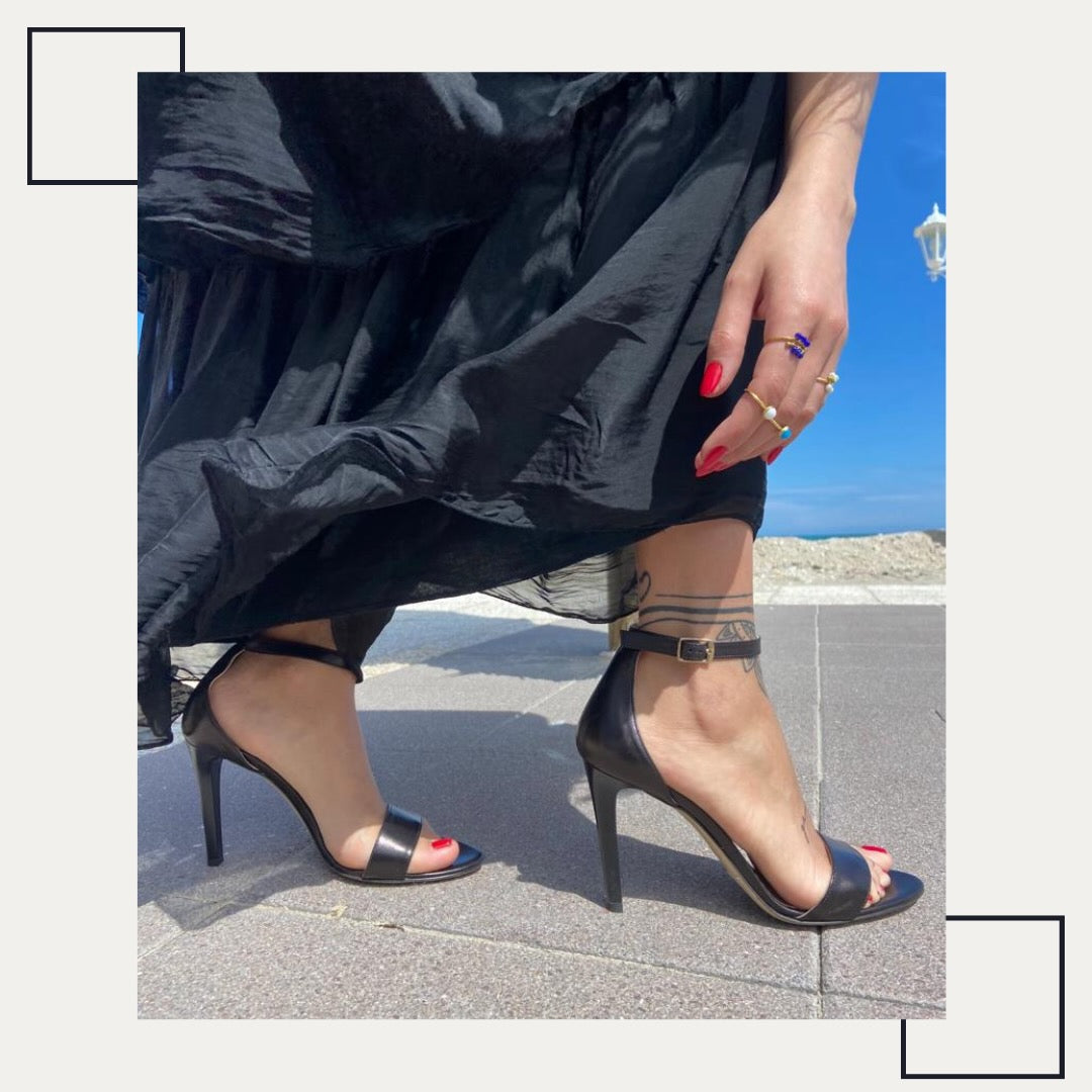CHARLOTTE-sandalo-vista-indossato-laterale-mare-nappa-nera-tacco-9,5