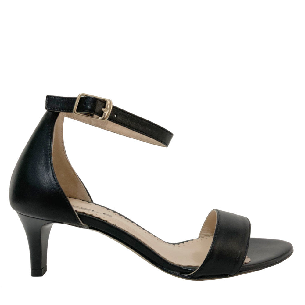 CAROLINE-sandalo-vista-laterale-singola-nappa-nera-tacco-5-cm