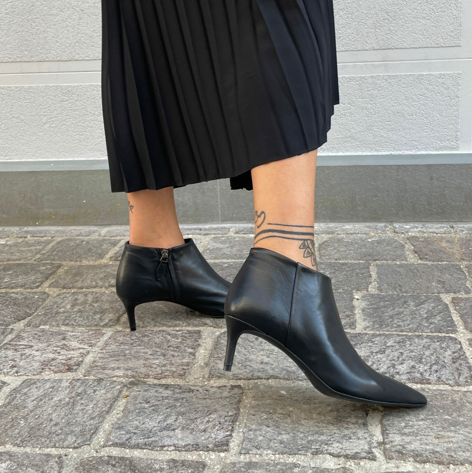 ISIDORA-stivaletto-giroforma-vista-indossato-laterale-nappa-nera
