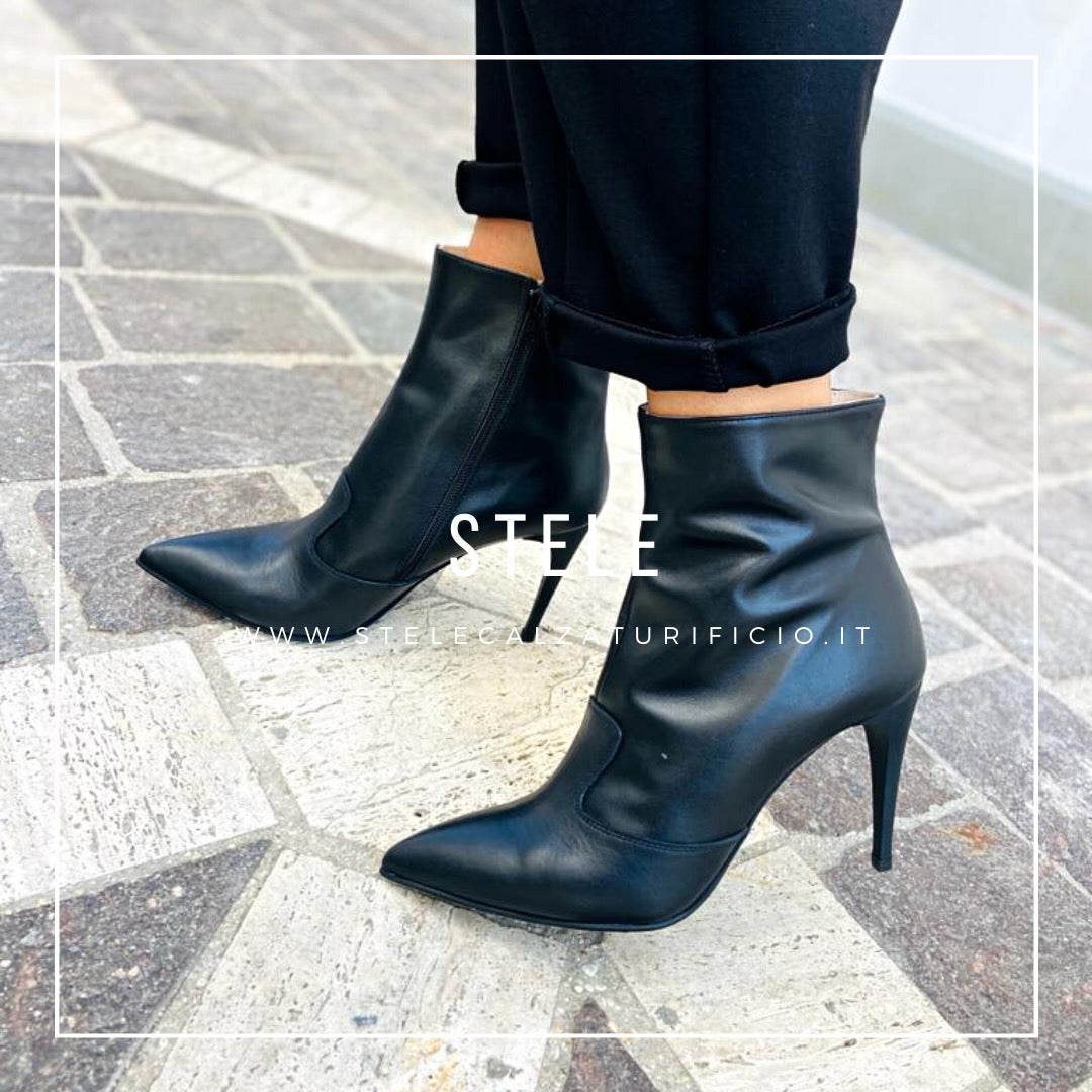 YASMINE-stivaletto-tronchetto-vista-indossato-tacco-vicino-vitello-nero
