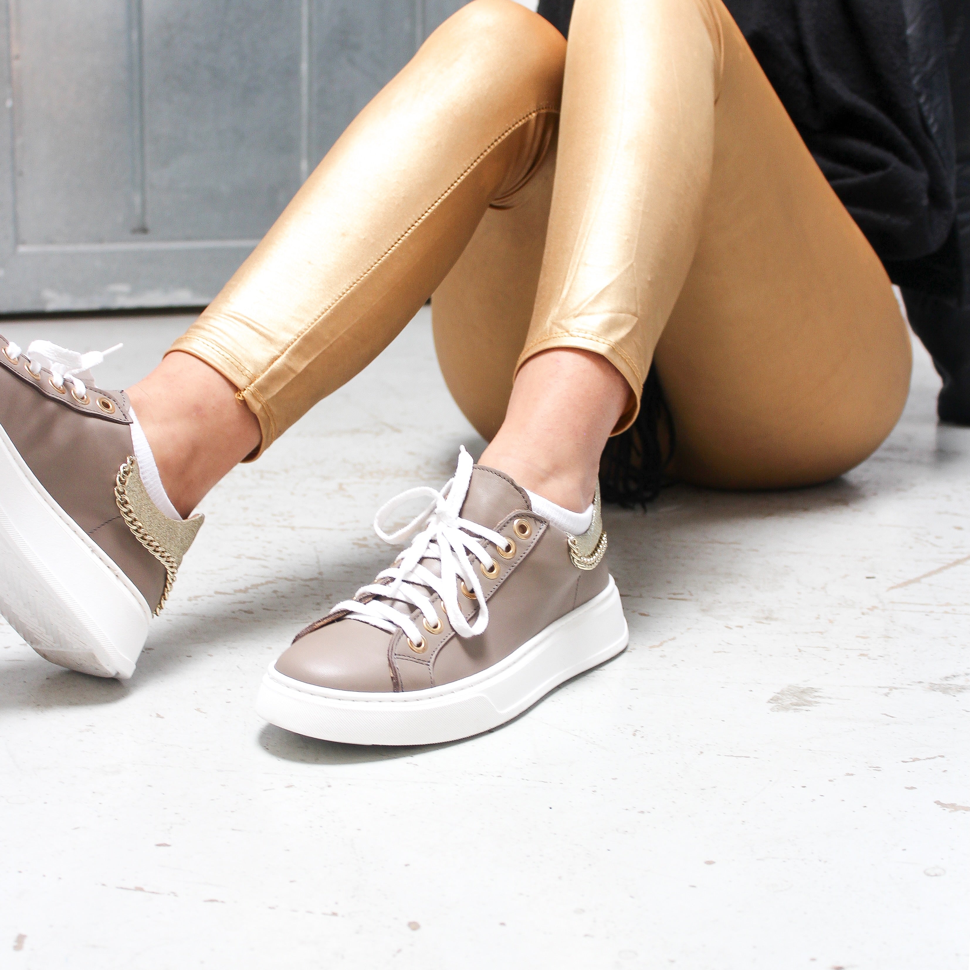 Mirandavitello-tortora-made-in-italy-vista-indossata-gambe-piegate