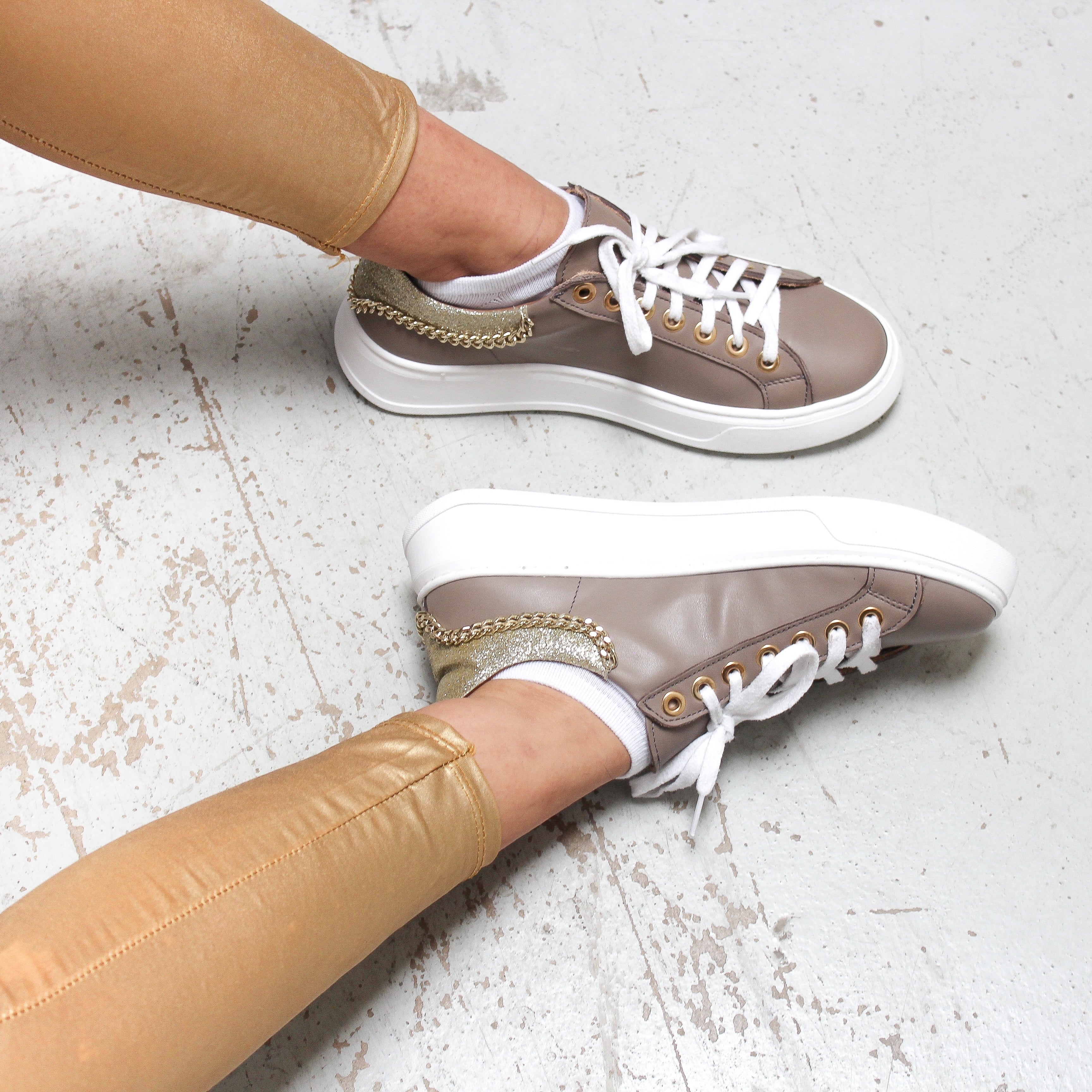 Mirandavitello-tortora-made-in-italy-vista-indossata-piedi-vicini