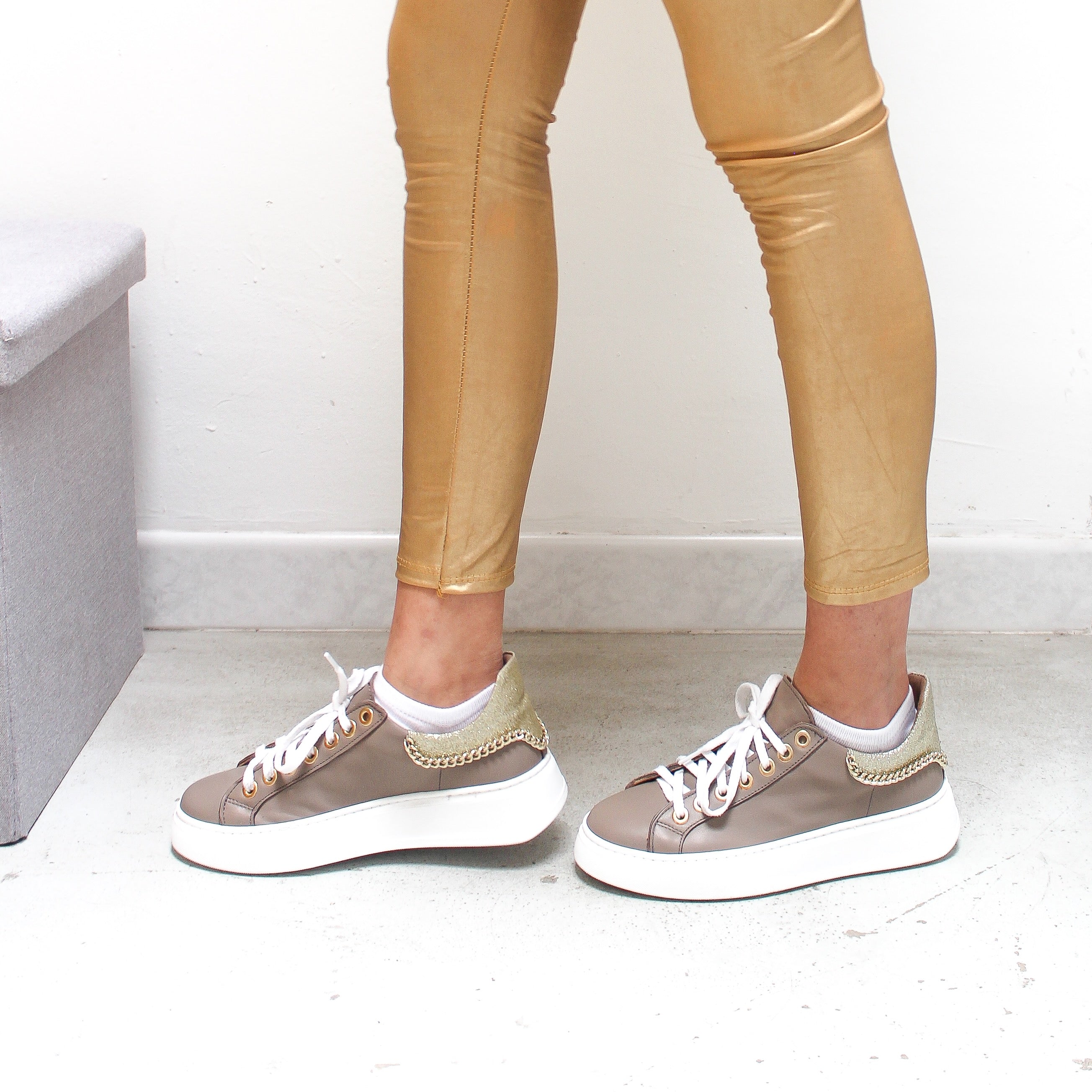 Mirandavitello-tortora-made-in-italy-vista-indossata-gambe