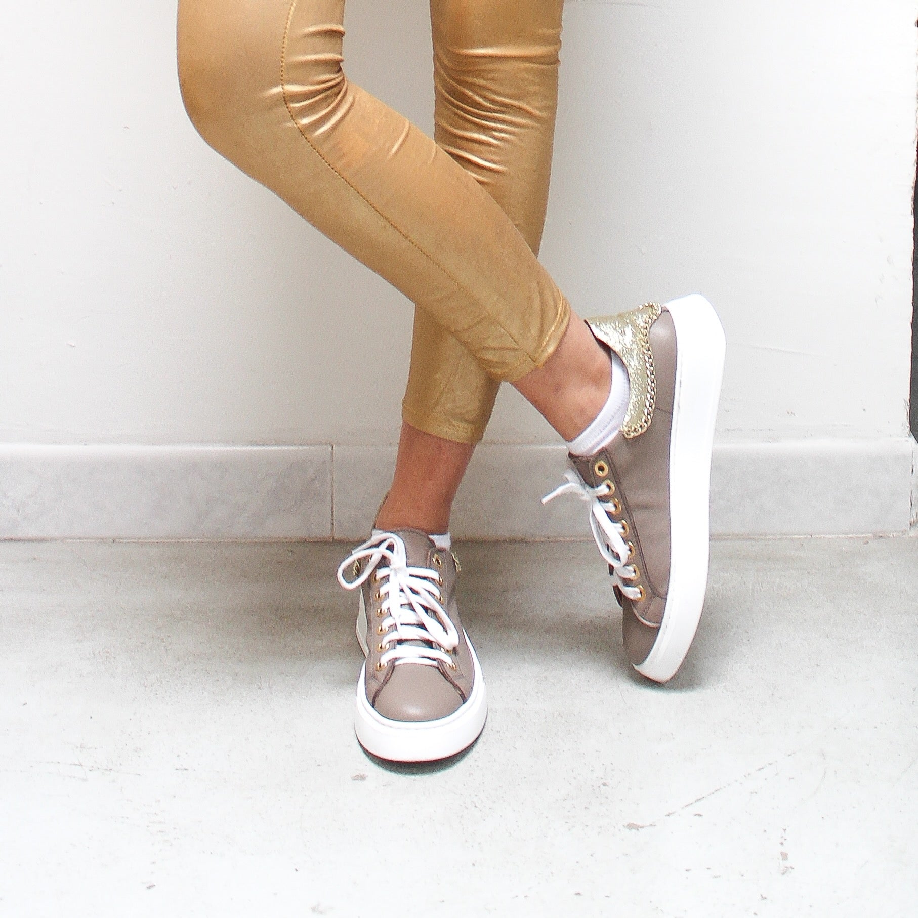 Mirandavitello-tortora-made-in-italy-vista-indossata-piedi-incrociati