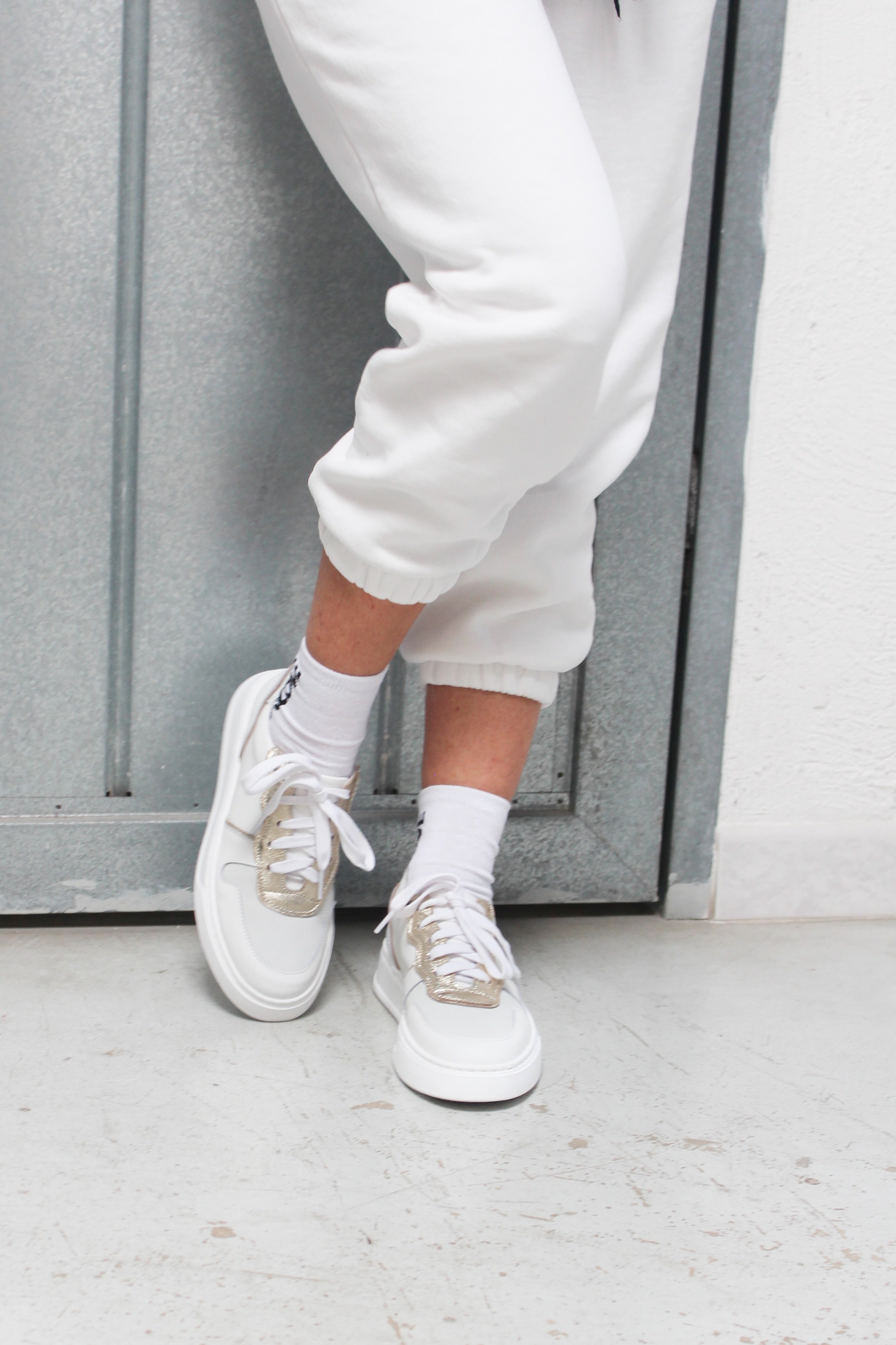 VALERIE-sneakers-vista-indossato-punta-vitello-bianco-laminato-platino