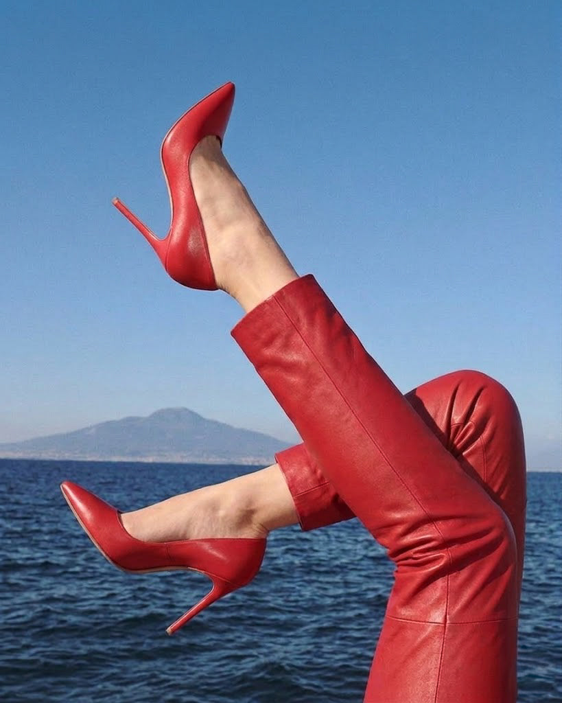 LETY-decollete-vista-indossata-ambientata-paio-nappa-rossa-ferrari