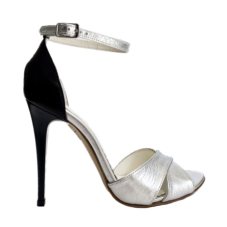 PEONIA-sandalo-vista-laterale-singola-nappa-nera-laminato-argento-tacco-11,5