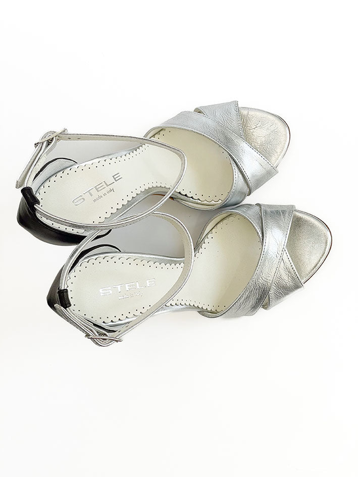 PEONIA-sandalo-vista-punta-sopra-paio-nappa-nera-laminato-argento-tacco-11,5