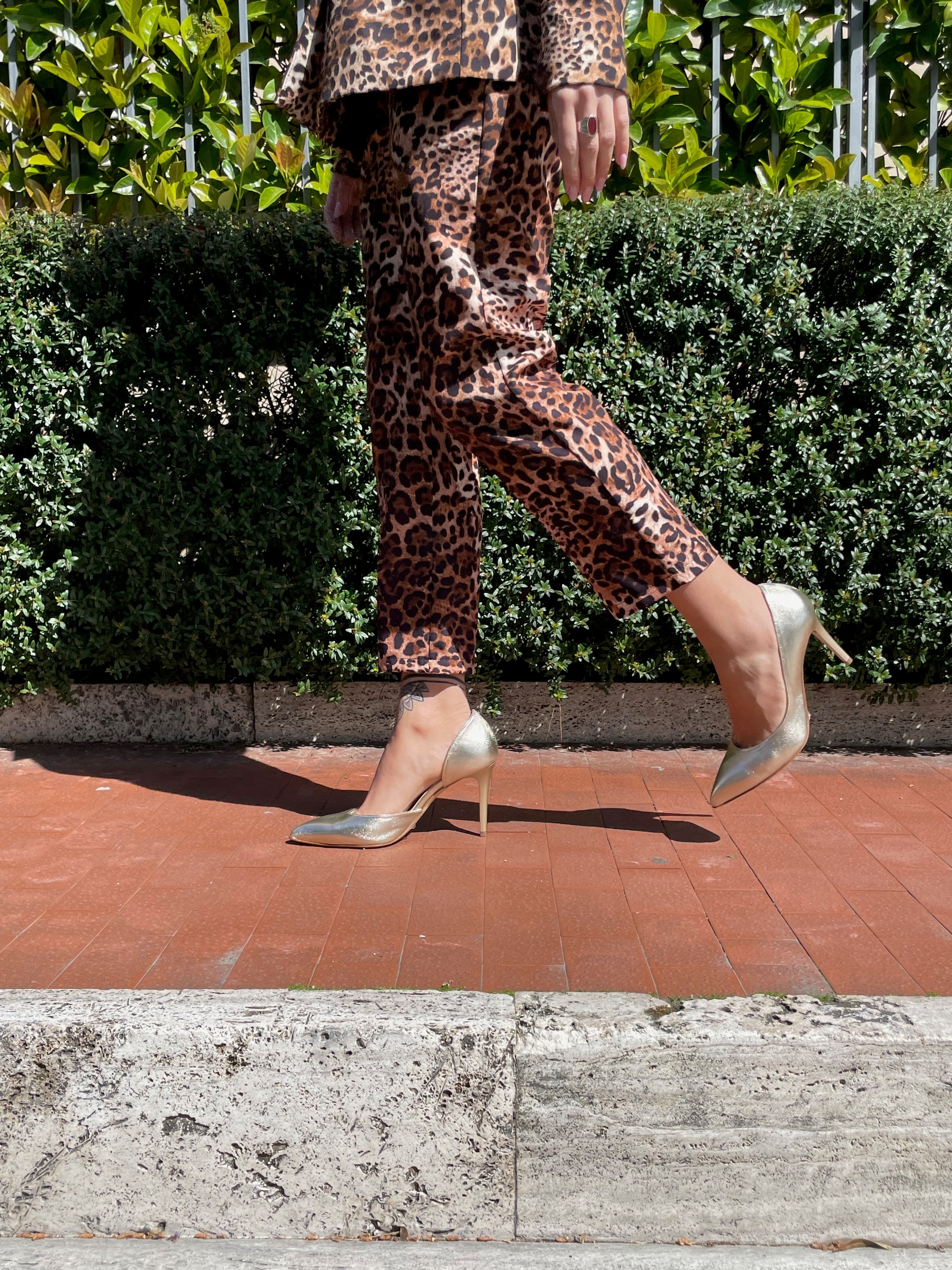 ALTEA-decollete-vista-indossato-tallone-laminato-platino