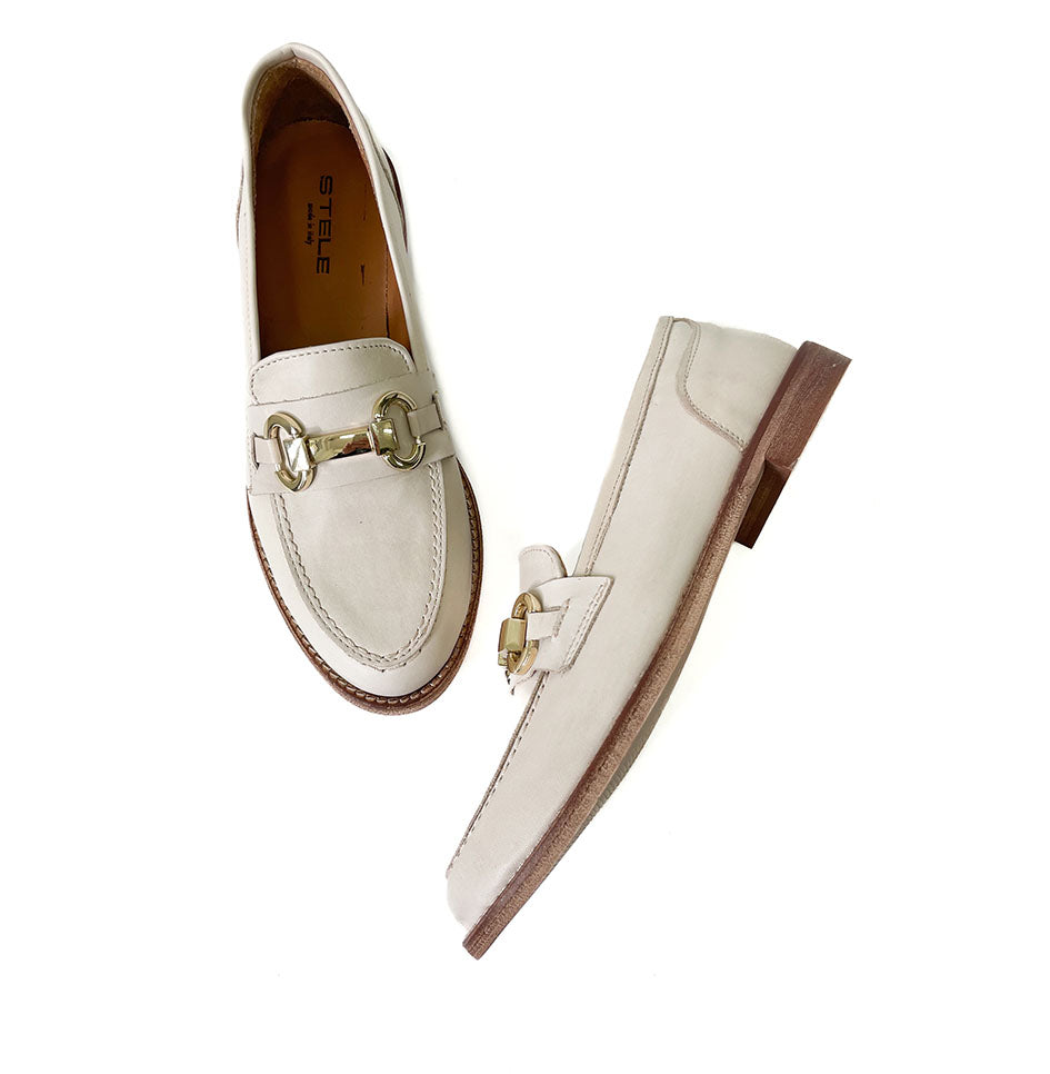 ABELIA-mocassino-vista-laterale-punta-sopra-vitello-panna