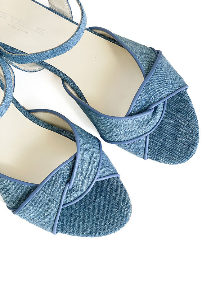 MAGNOLIA-sandalo-vista-dettaglio-punta-paio-jeans-celeste-nappa-celeste