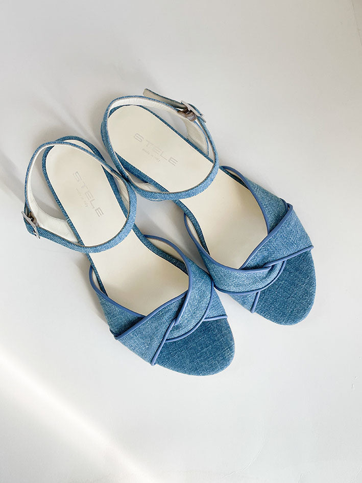 MAGNOLIA-sandalo-vista-punta-sopra-paio-jeans-celeste-nappa-celeste