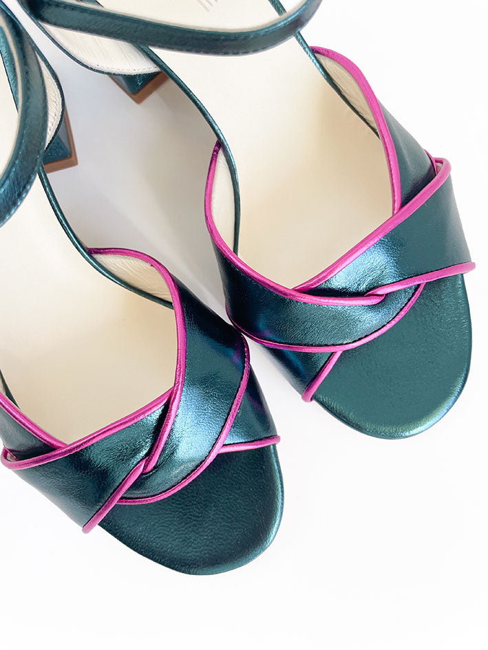 MIRTILLA-sandalo-vista-punta-vicino-paio-laminato-petrolio-laminato-fucsia