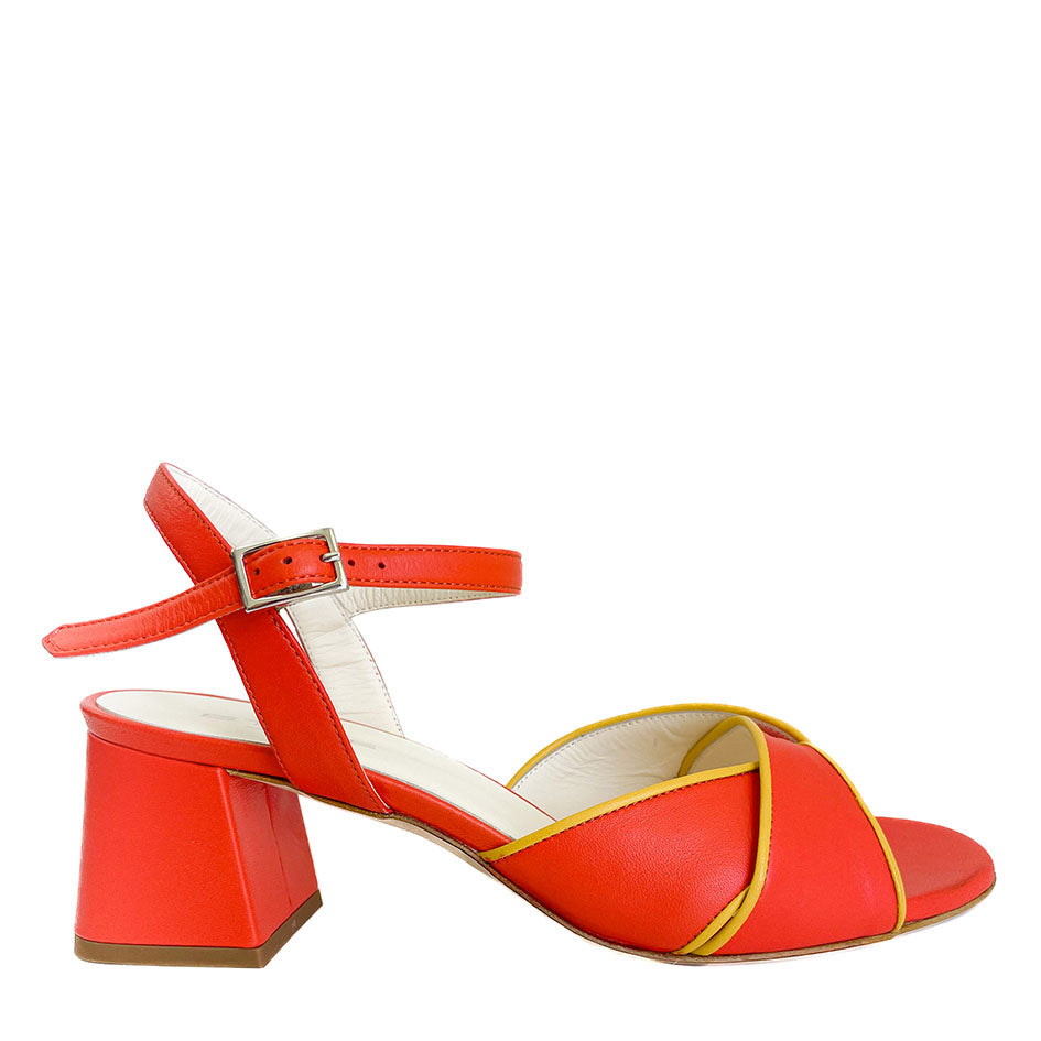 MIRTILLA-sandalo-vista-laterale-singola-nappa-arancione-nappa-gialla