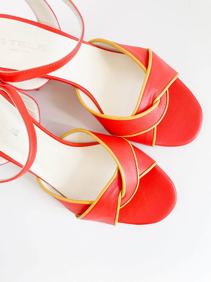 MIRTILLA-sandalo-vista-punta-sopra-vicina-paio-nappa-arancione-nappa-gialla