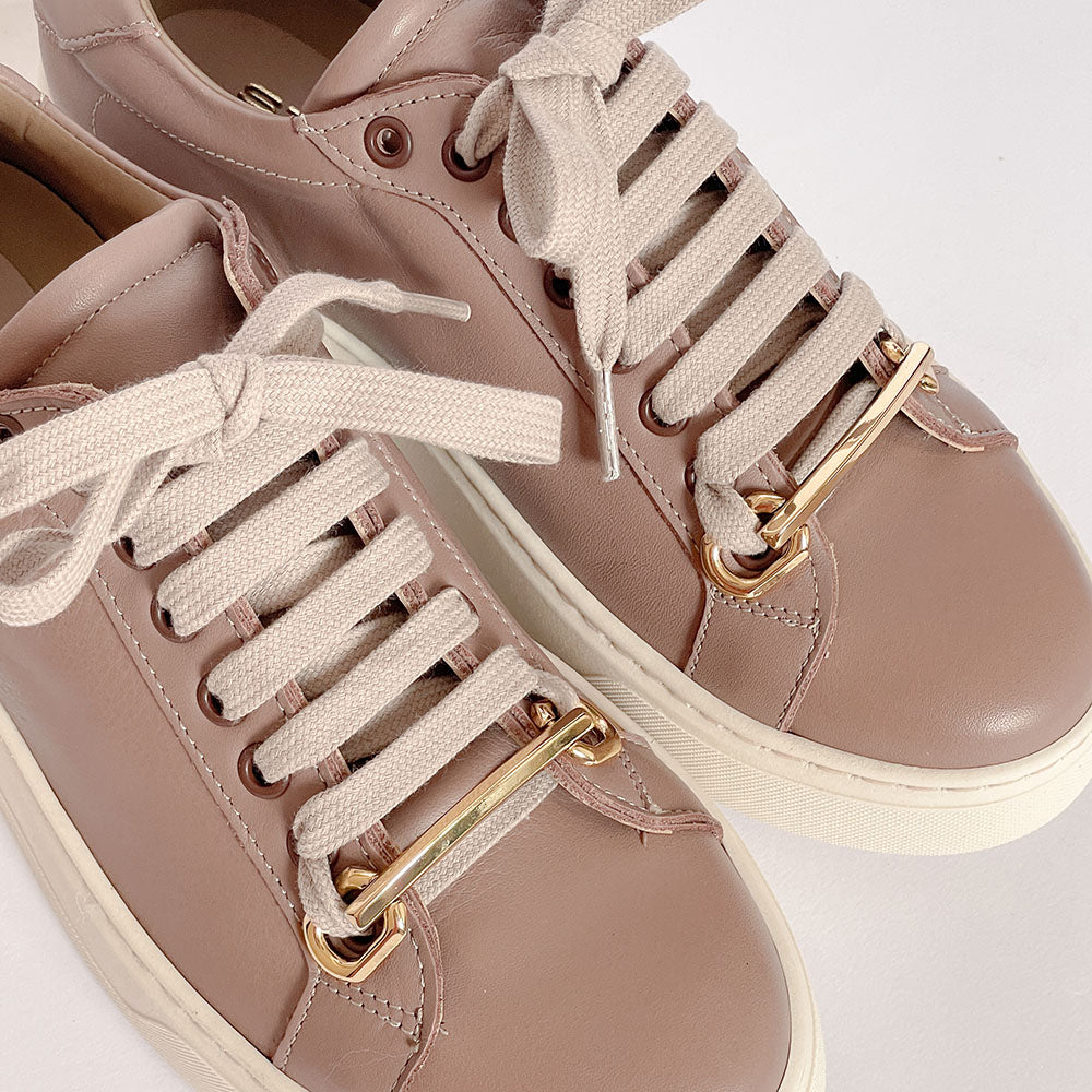 VIENNA-sneakers-vista-dettaglio-vitello-mandorla-accessorio-oro