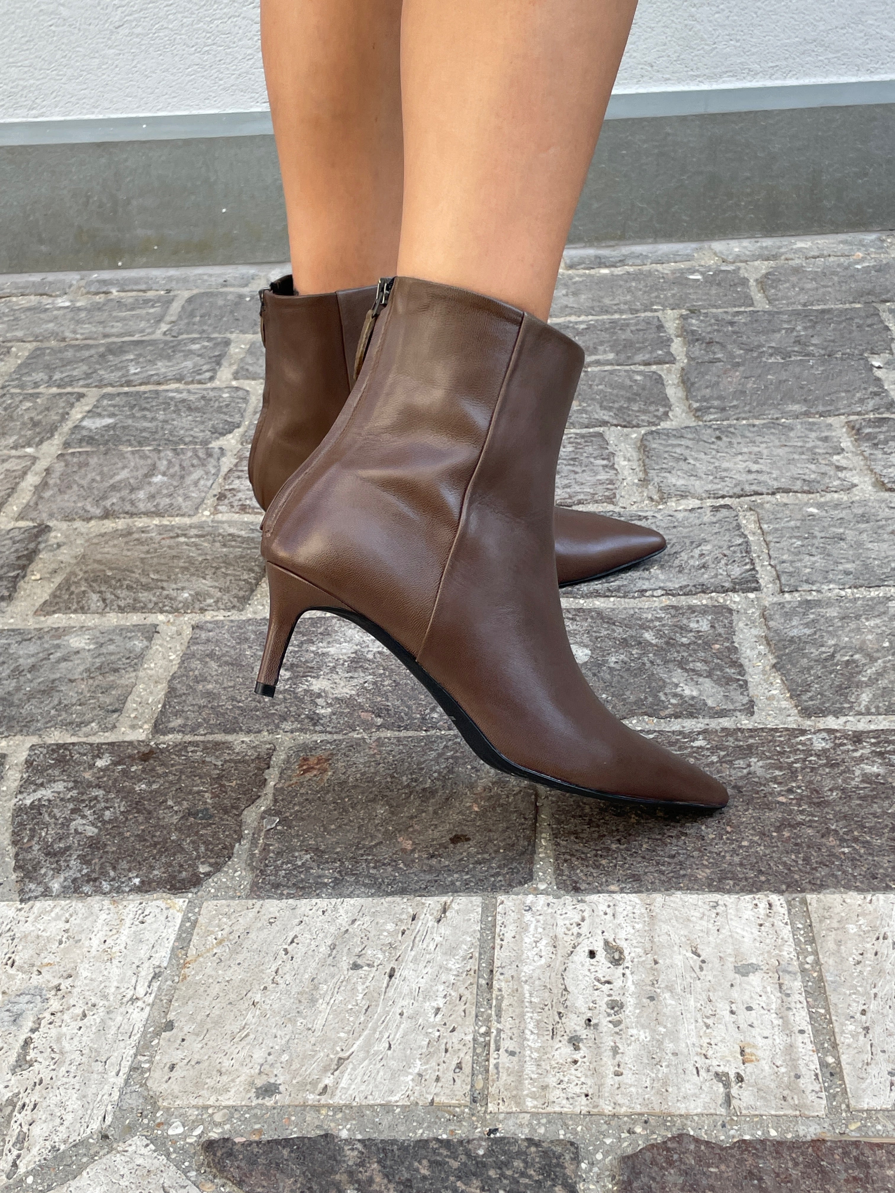 HERMINIA-stivaletto-tronchetto-vista-indossato-tacco-laterale-vitello-taupe