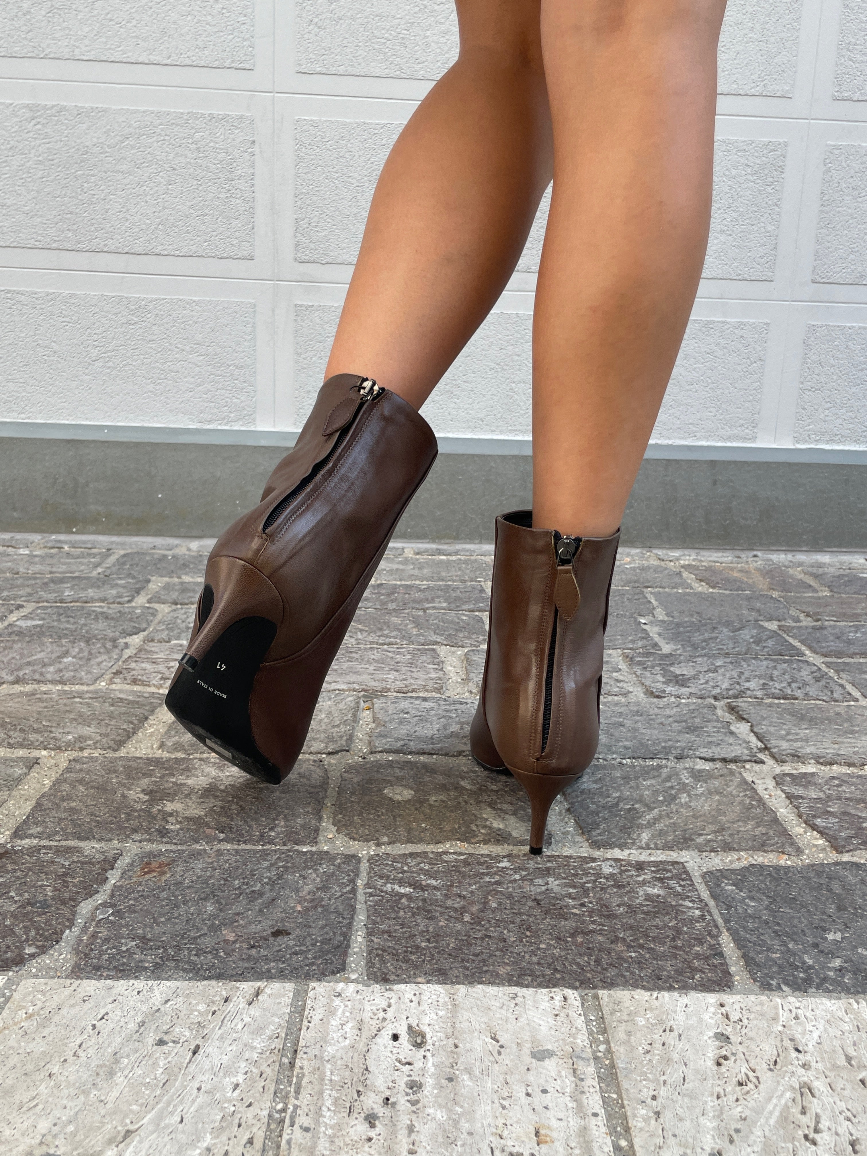 HERMINIA-stivaletto-tronchetto-vista-indossato-tacco-dietro-vitello-taupe