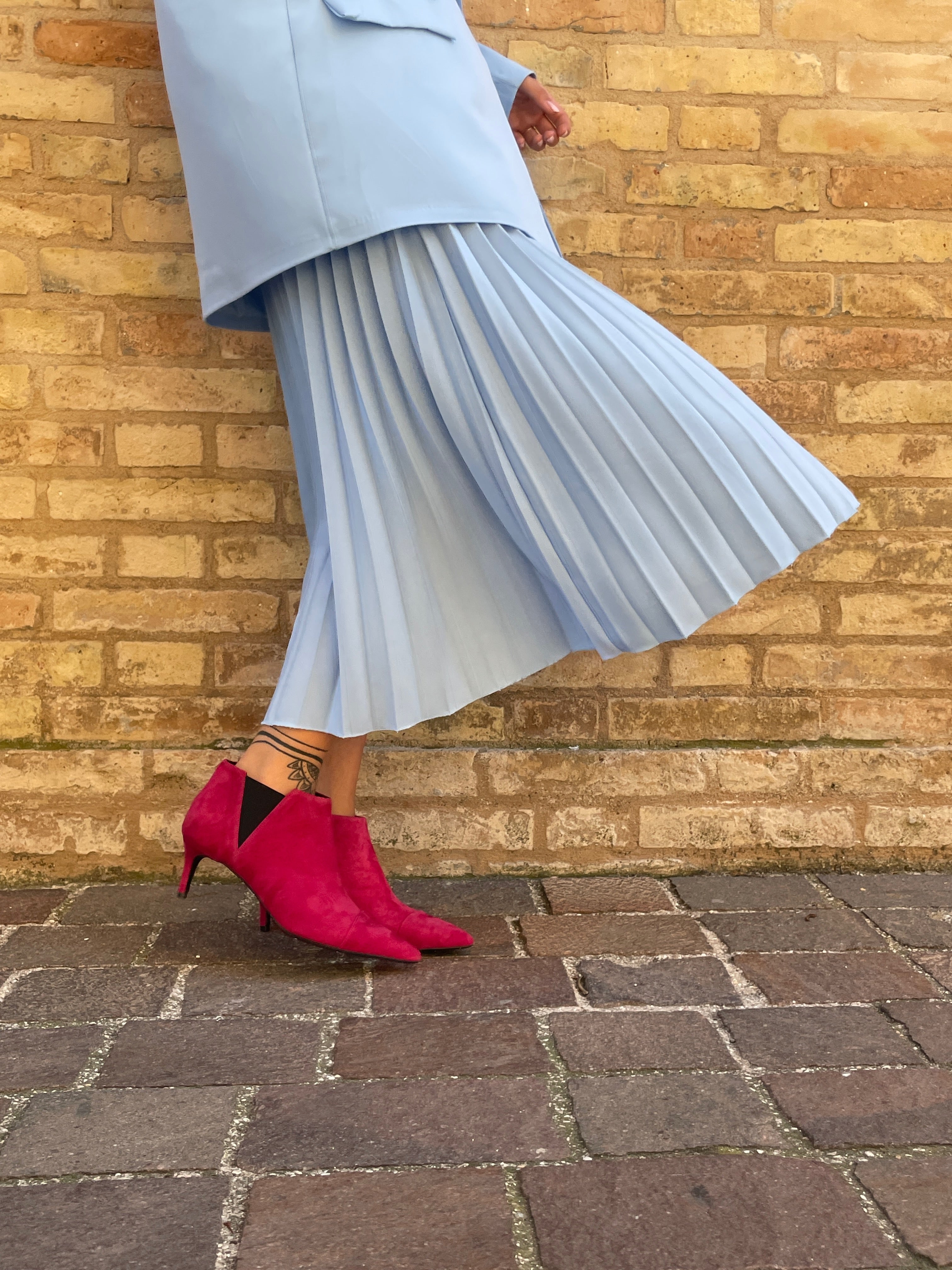 LONDRA-stivaletto-giroforma-vista-indossato-laterale-camoscio-porpora