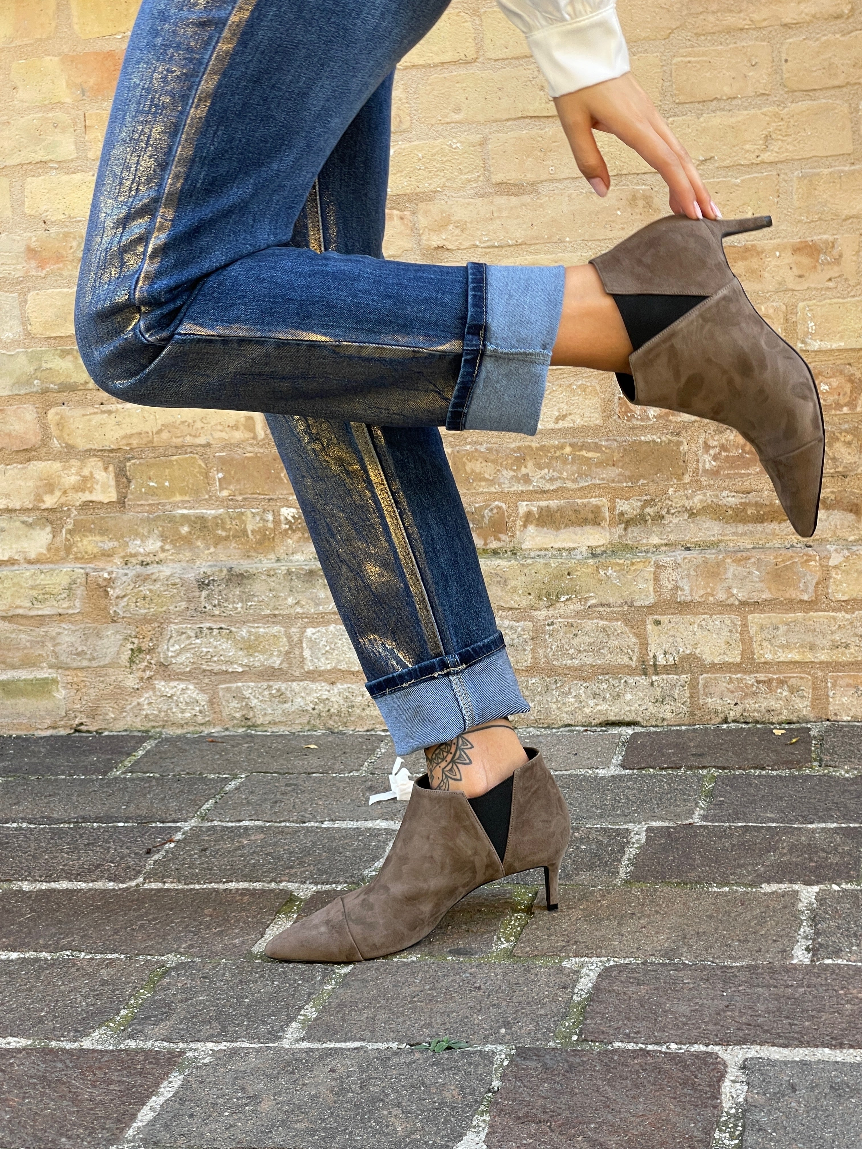 LONDRA-stivaletto-giroforma-vista-indossato-laterale-camoscio-taupe