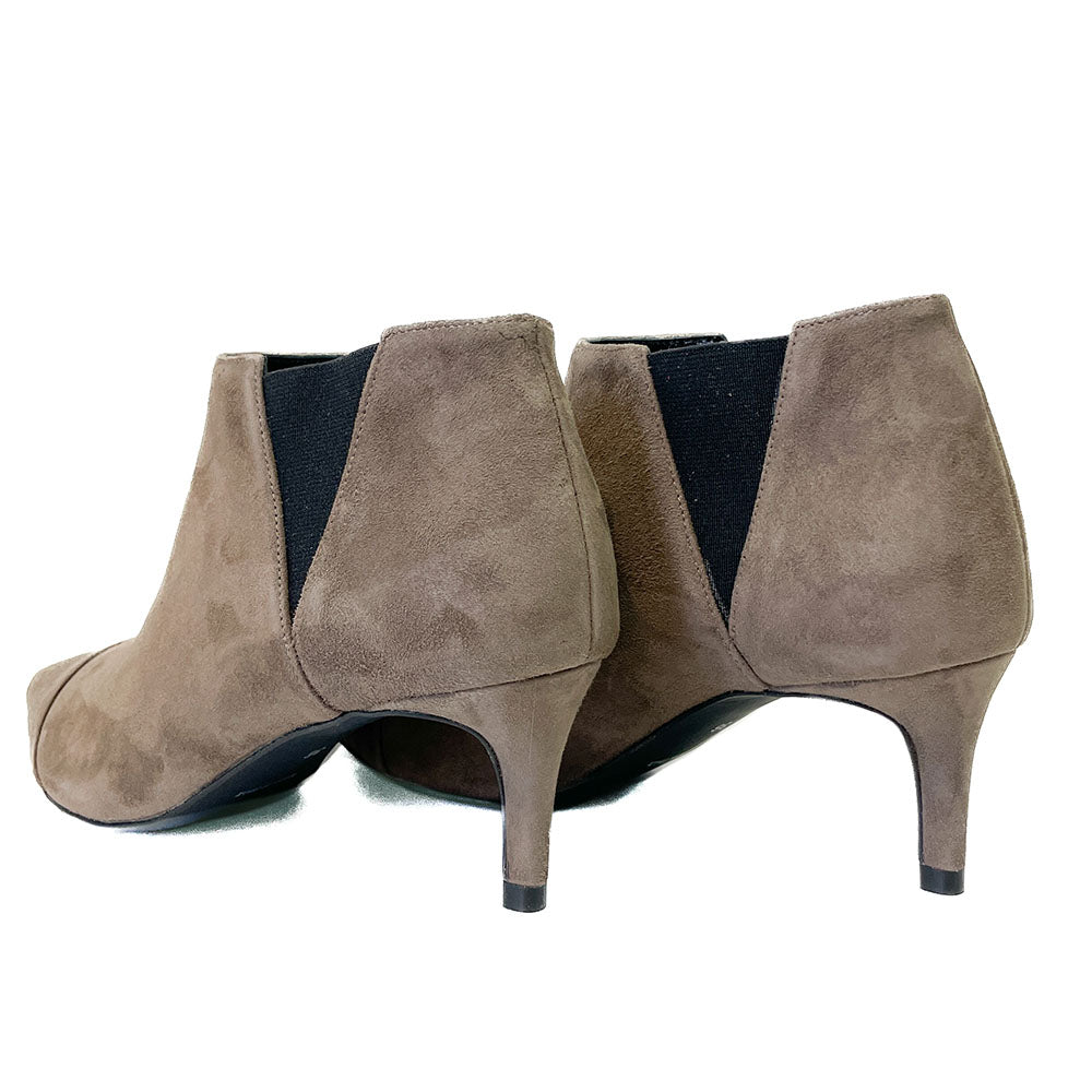 LONDRA-stivaletto-giroforma-vista-tallone-paio-camoscio-taupe