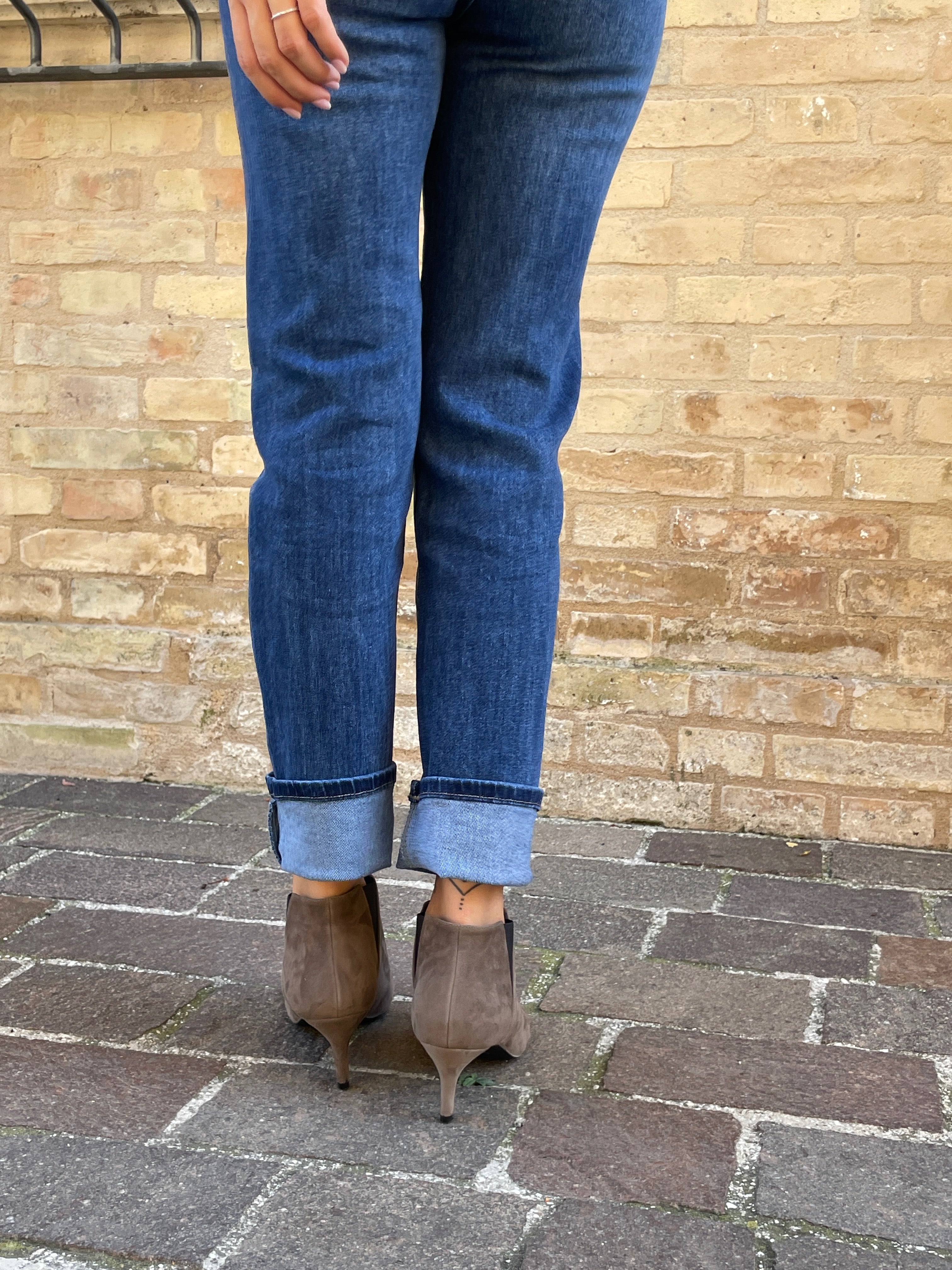 LONDRA-stivaletto-giroforma-vista-indossato-dietro-camoscio-taupe