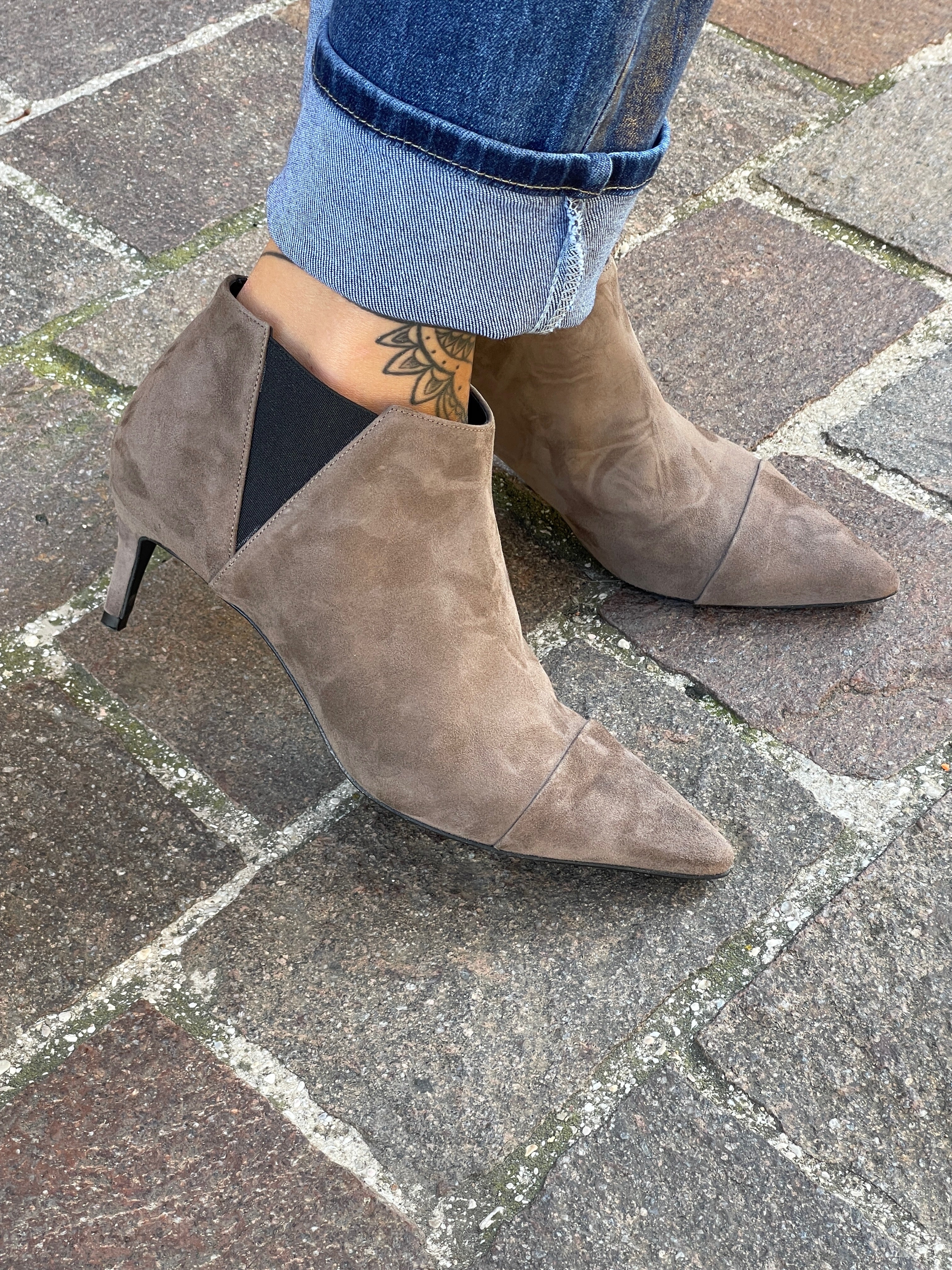 LONDRA-stivaletto-giroforma-vista-indossato-laterale-vicino-camoscio-taupe