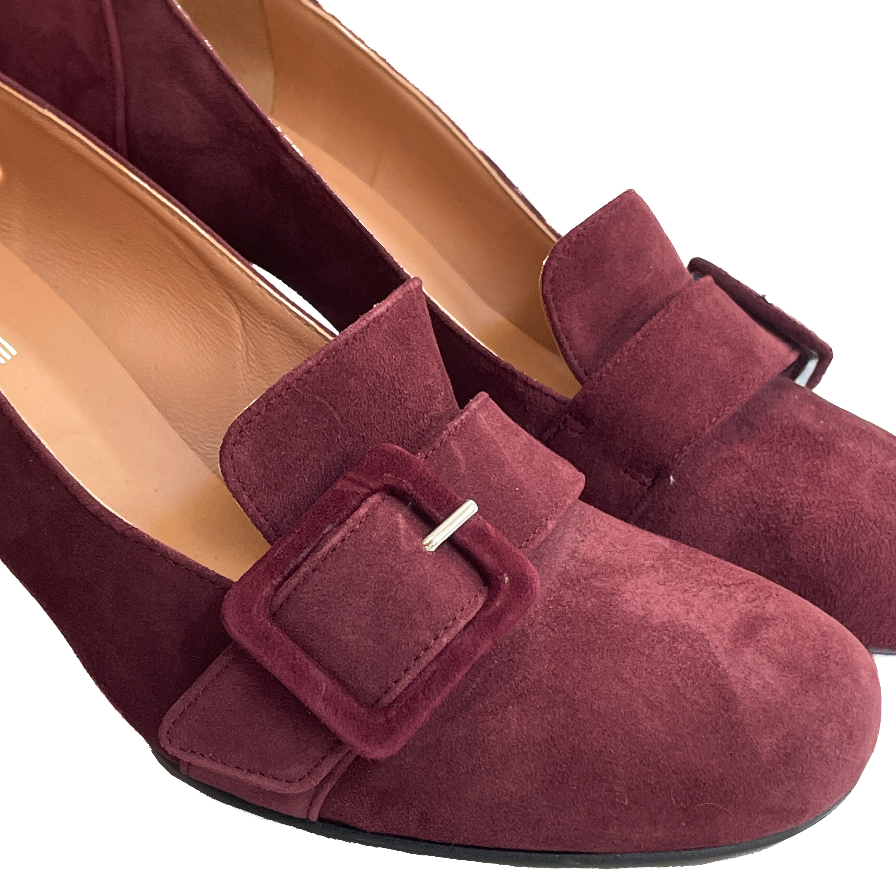 MADRID-mocassino-con-tacco-vista-punta-dettaglio-fibbia-camoscio-bordeaux