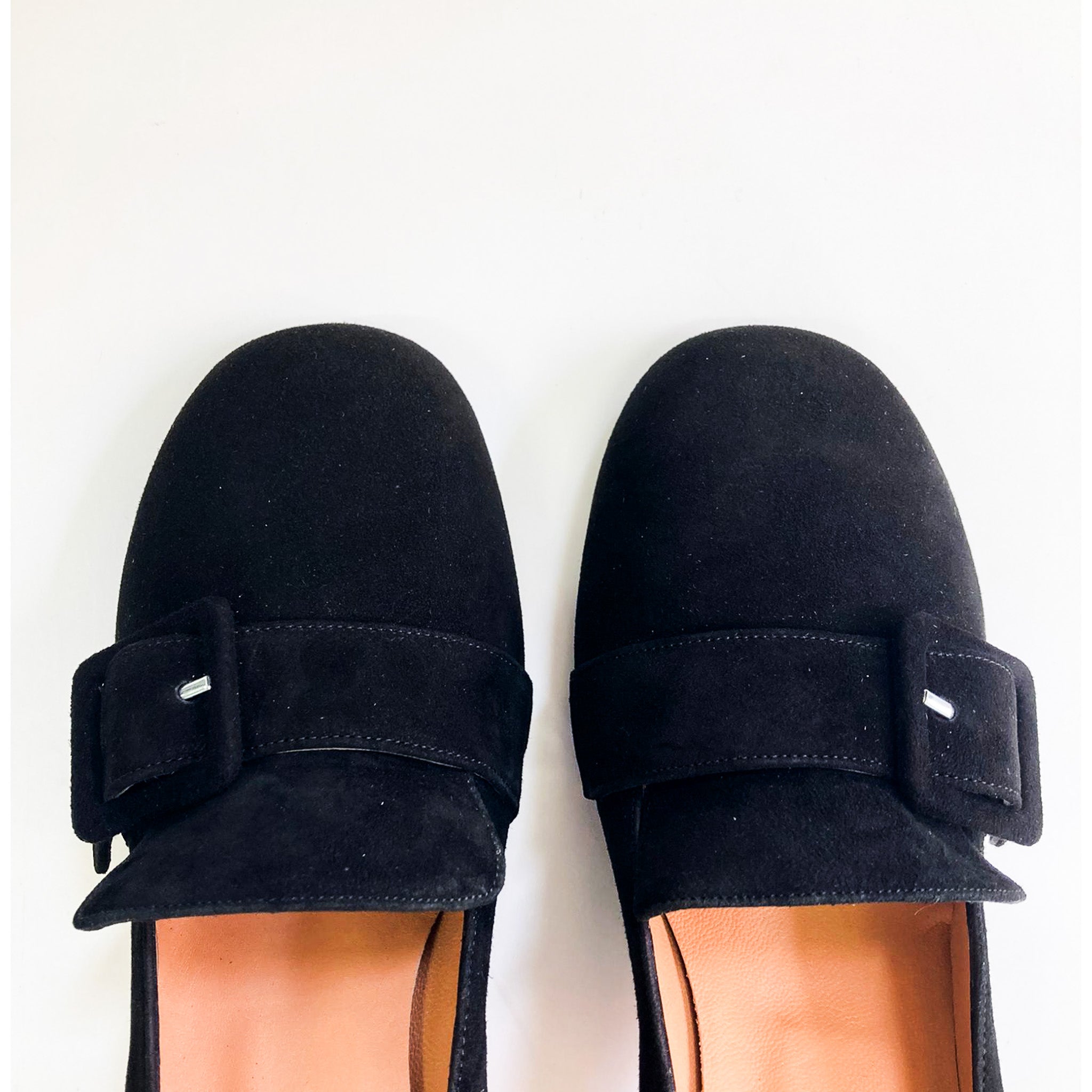 MADRID-mocassino-con-tacco-vista-punta-tagliata-camoscio-nero